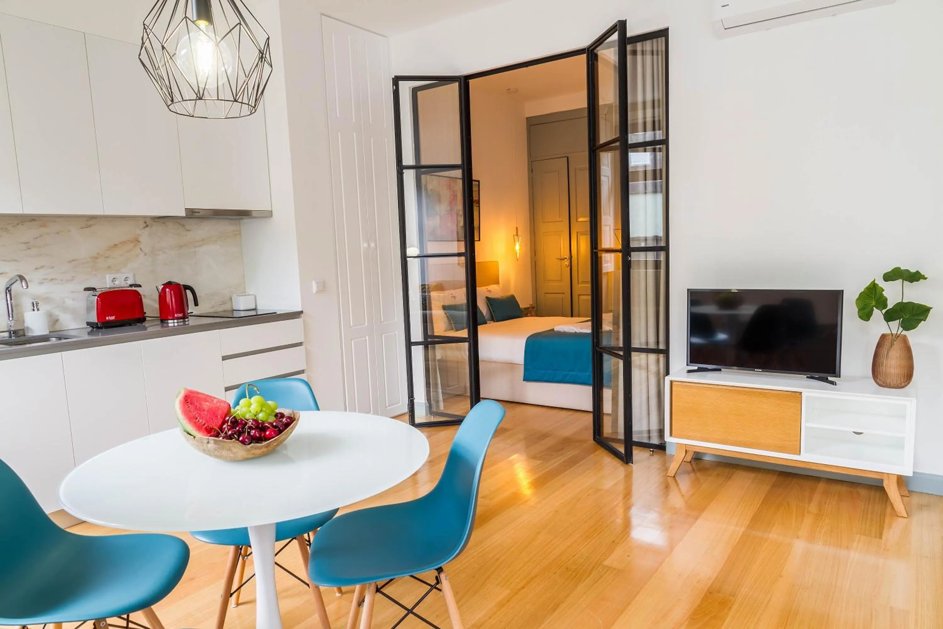 TV and multimedia in InSitu Formosa 168 by Guestify