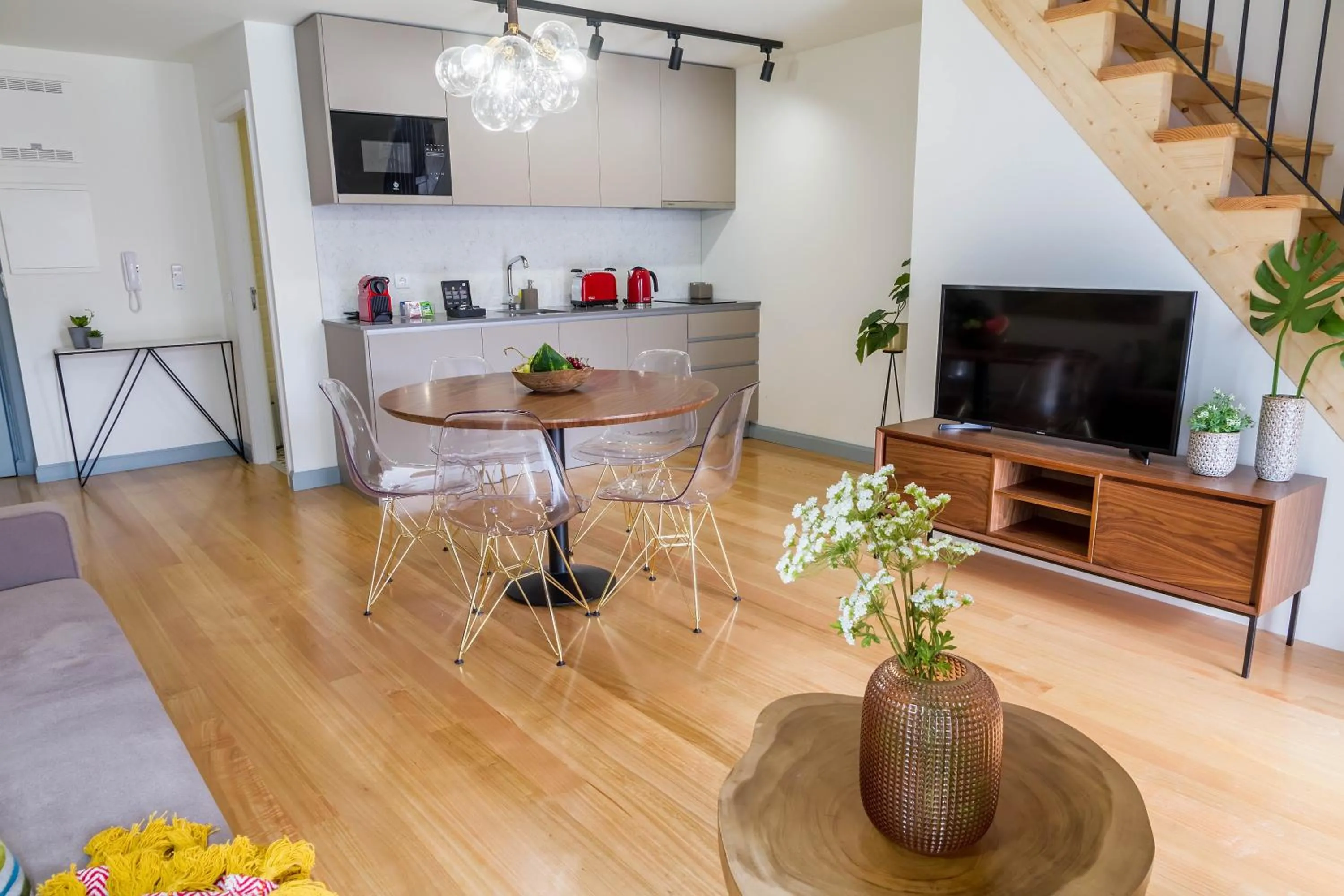 TV and multimedia in InSitu Formosa 168 by Guestify