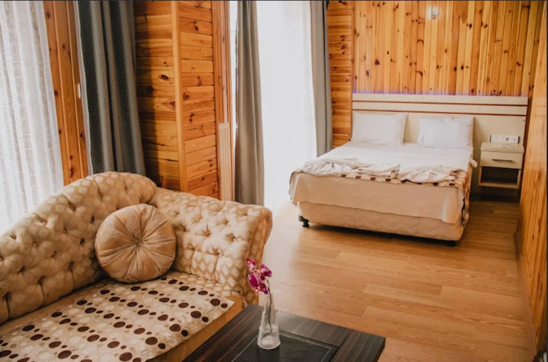 Honeymoon Suite with Hydromassage Hot Tub with Fireplace in Ağva Ayışığı Otel Honeymoon Suite with Hydromassage Hot Tub with Fireplace in Ağva Ayışığı Otel