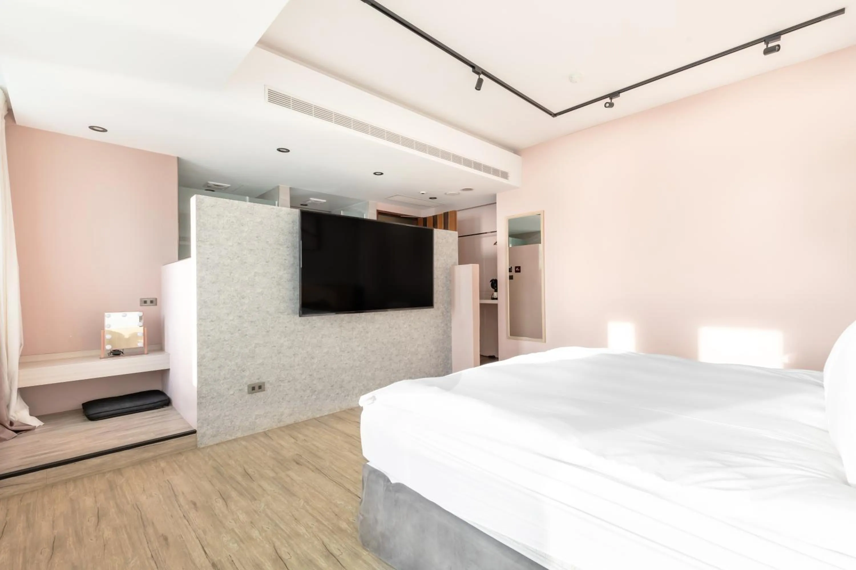 Photo of the whole room, Bed in Jhai Wu