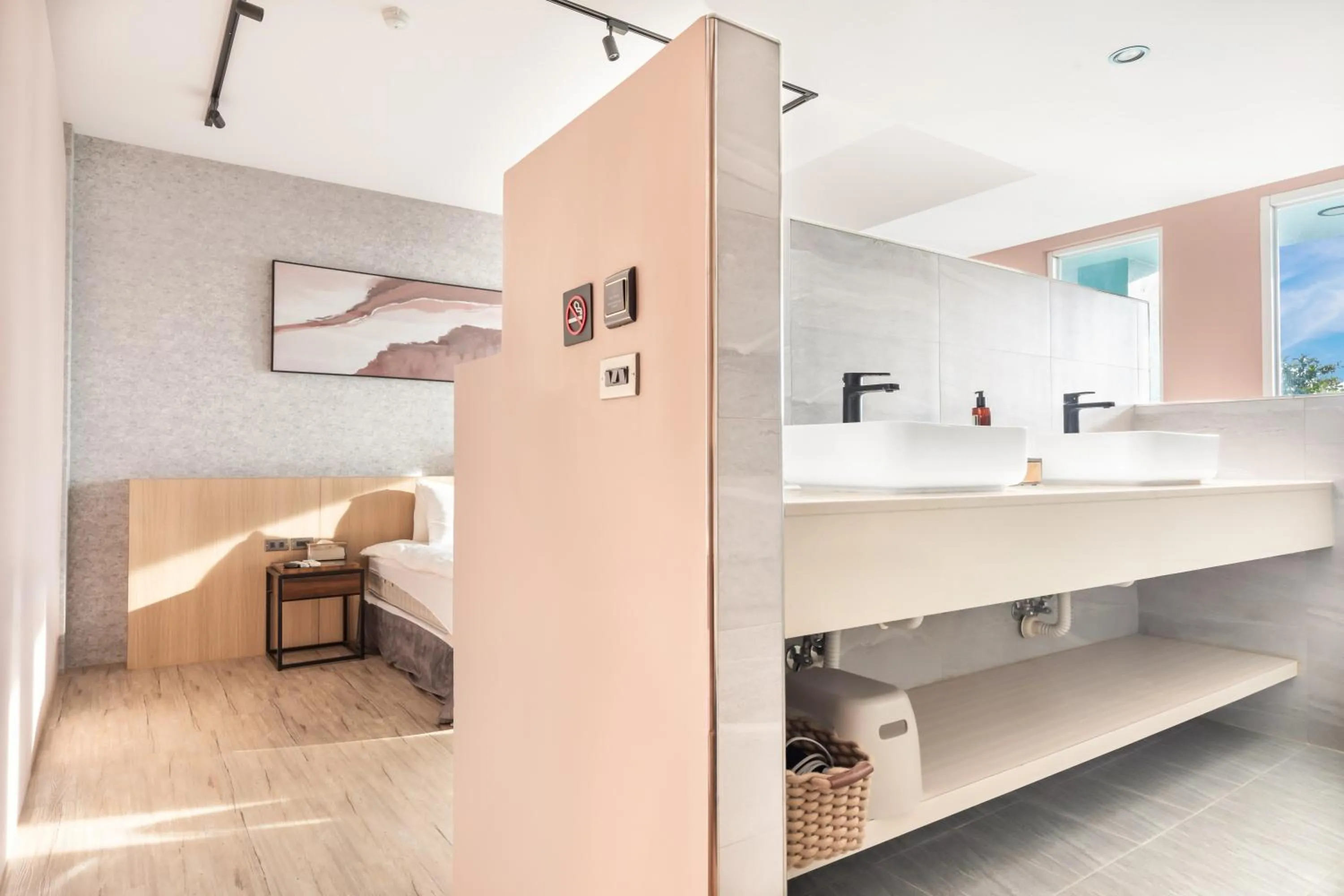 Photo of the whole room in Jhai Wu