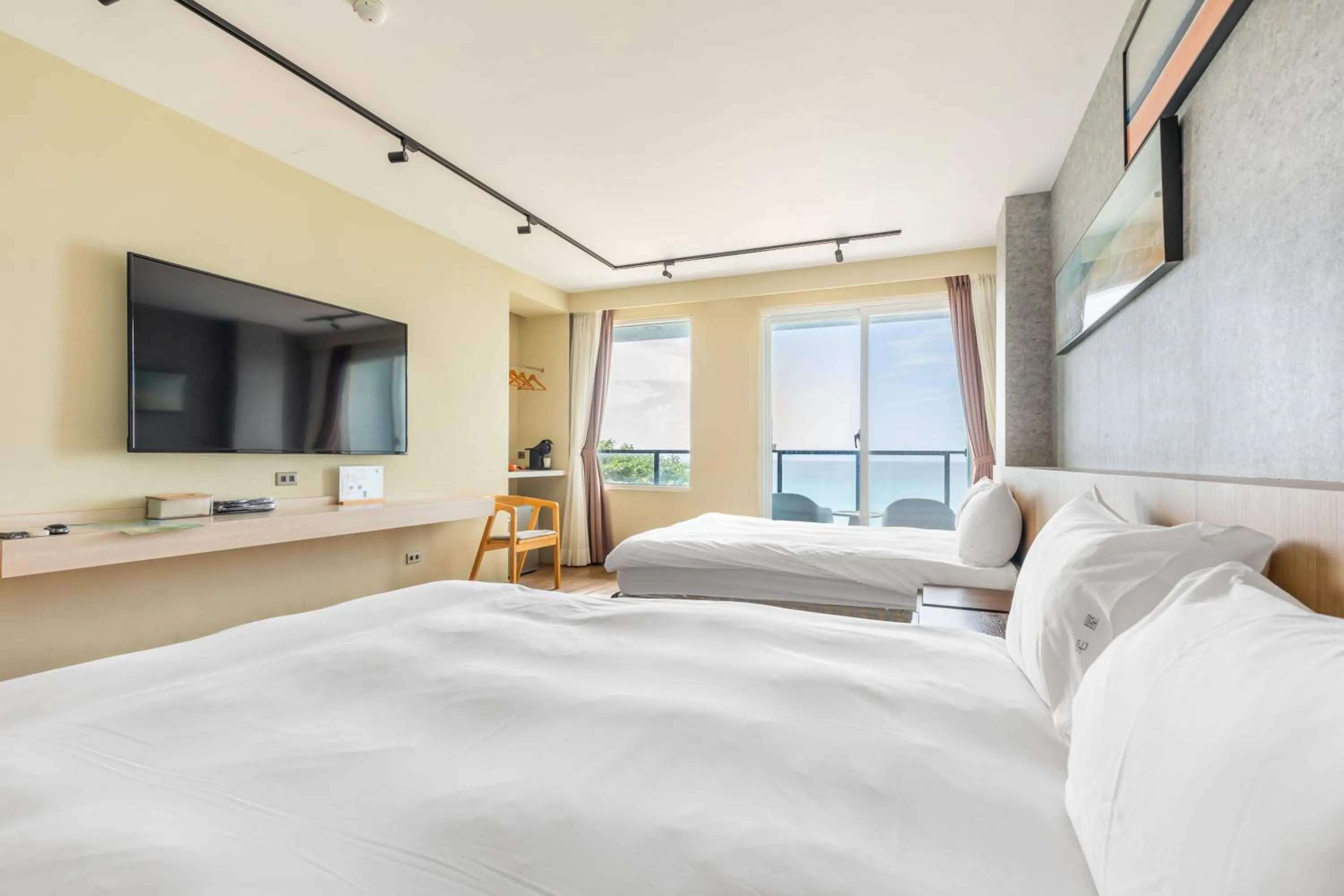 Photo of the whole room, Bed in Jhai Wu