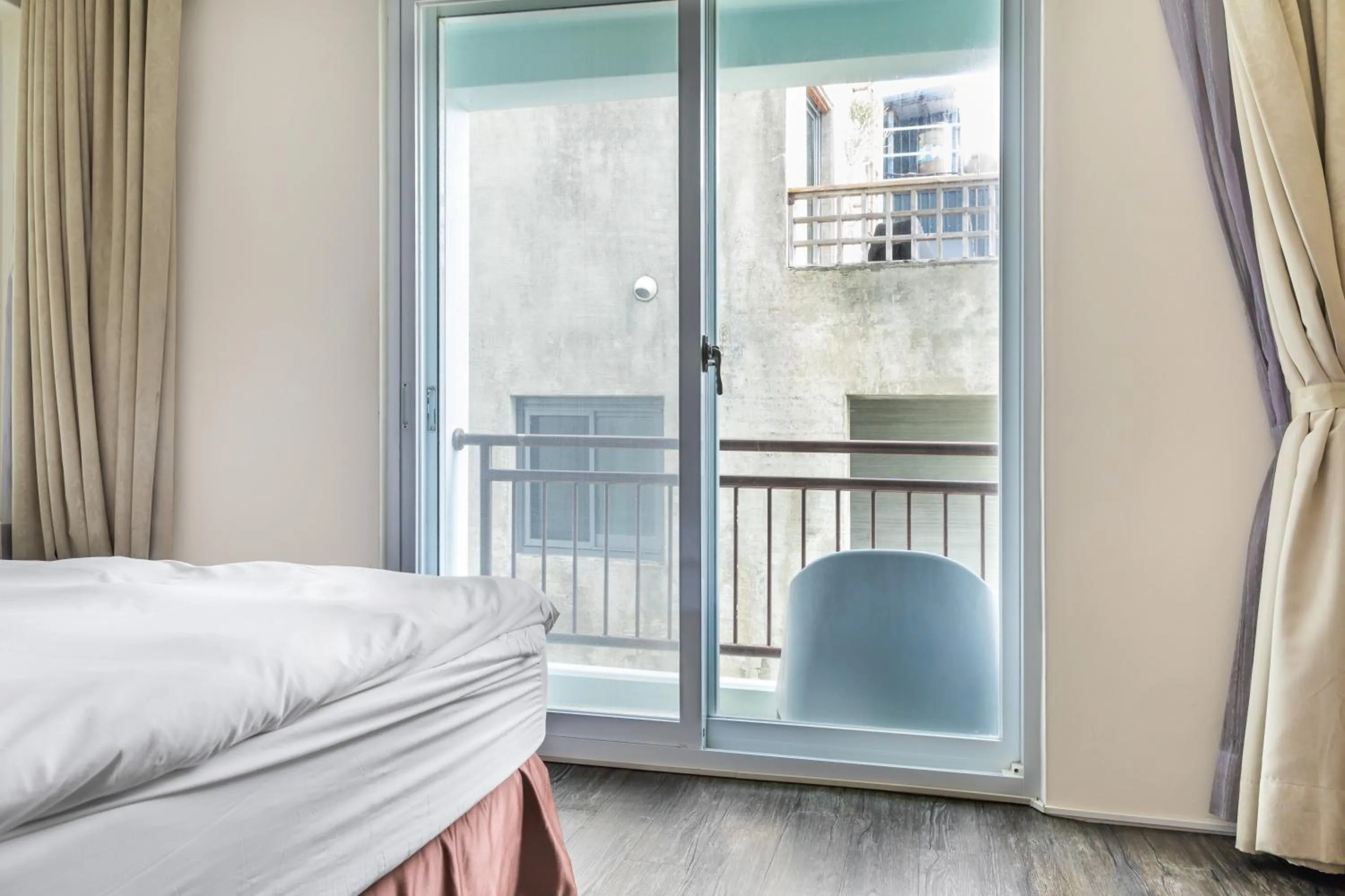 Photo of the whole room, Bed in Jhai Wu