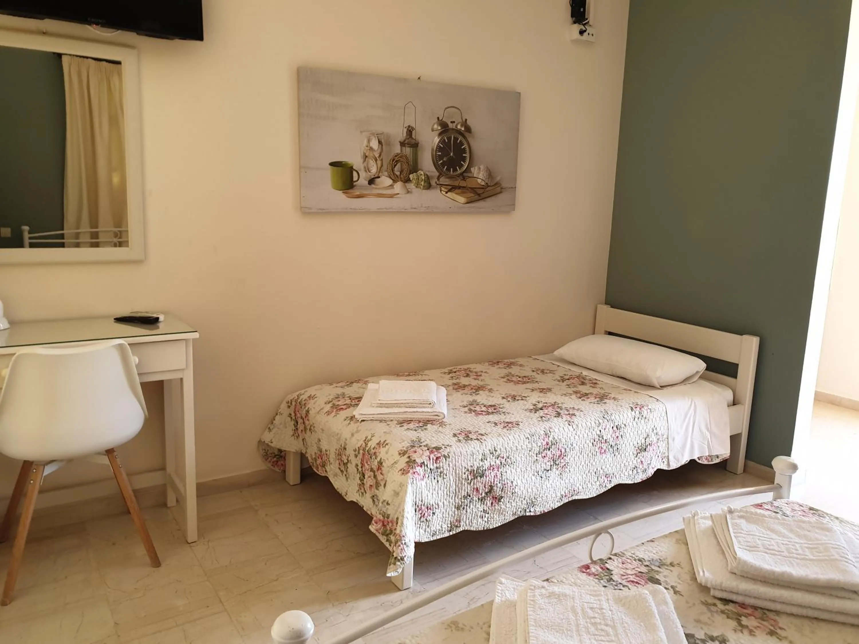 Photo of the whole room, Bed in Dendrolivano