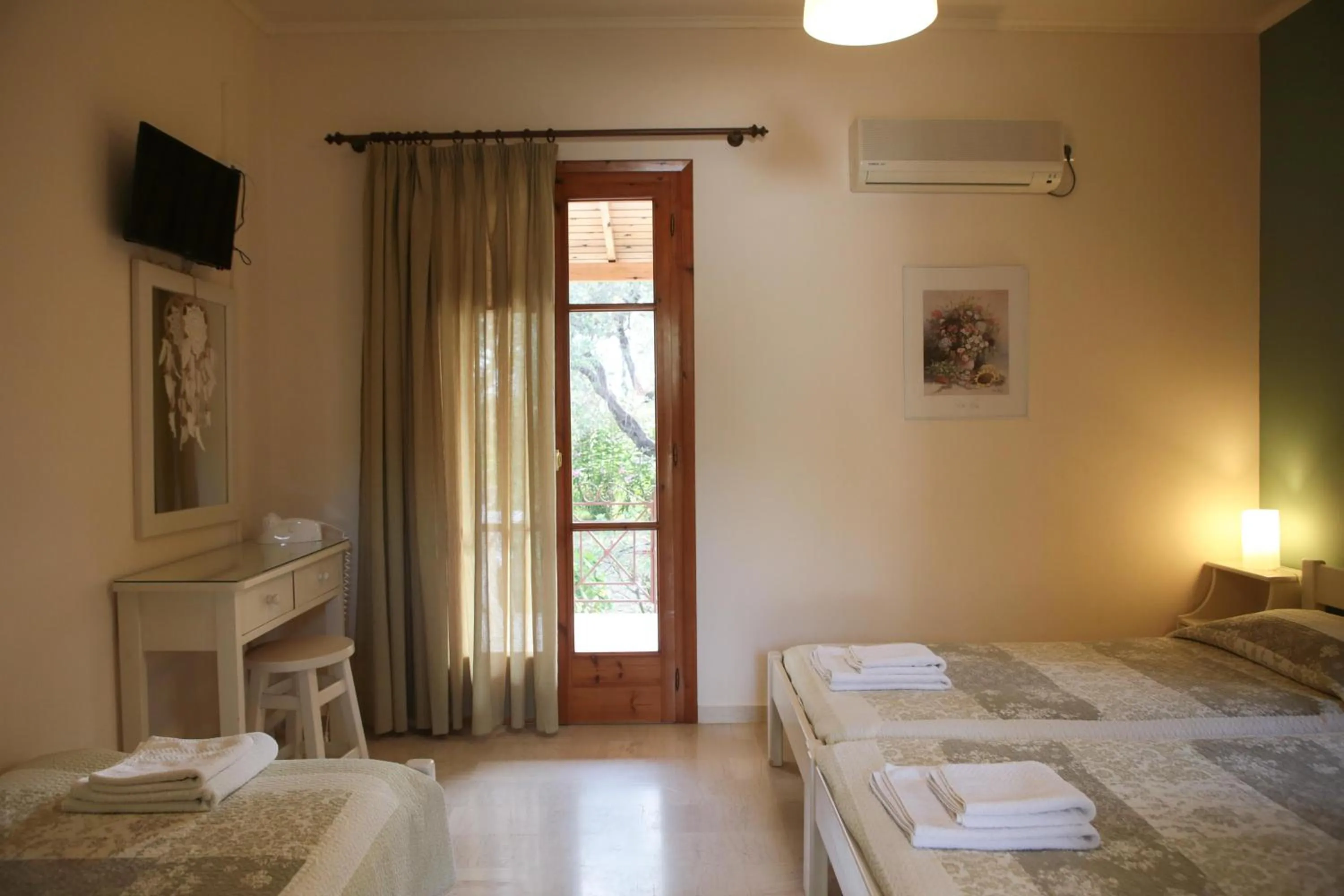 Photo of the whole room, Bed in Dendrolivano