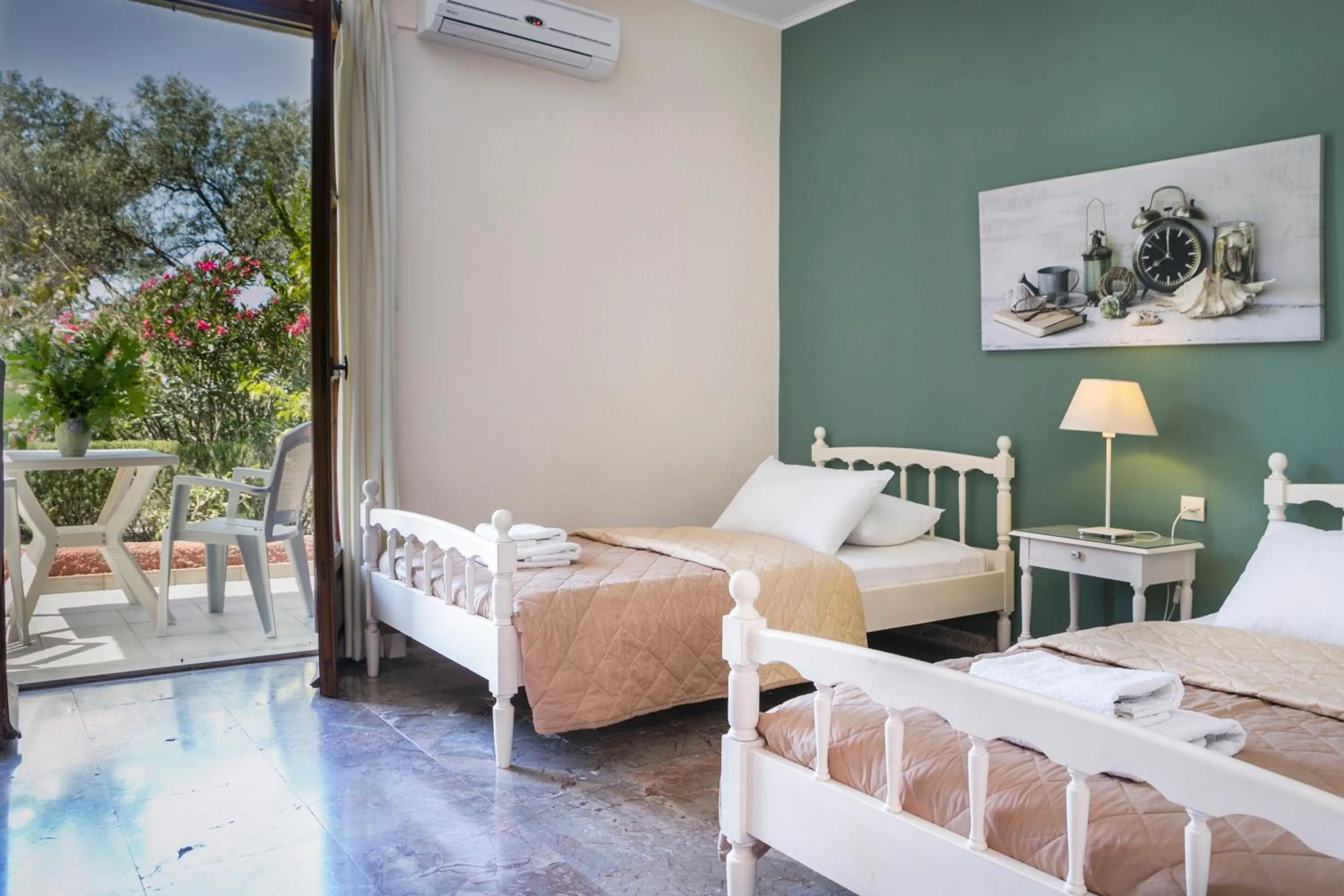 Photo of the whole room, Bed in Dendrolivano