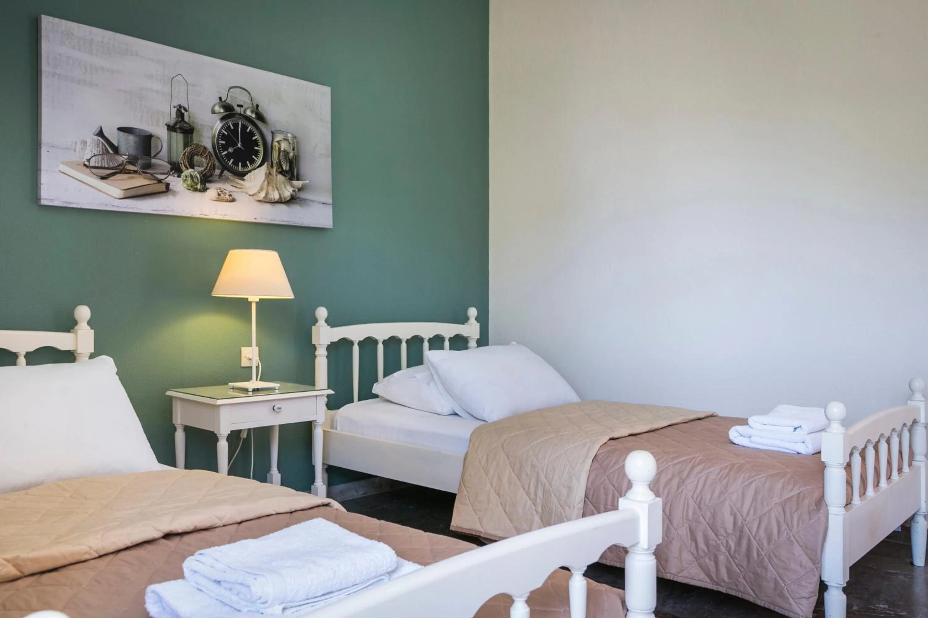 Photo of the whole room, Bed in Dendrolivano