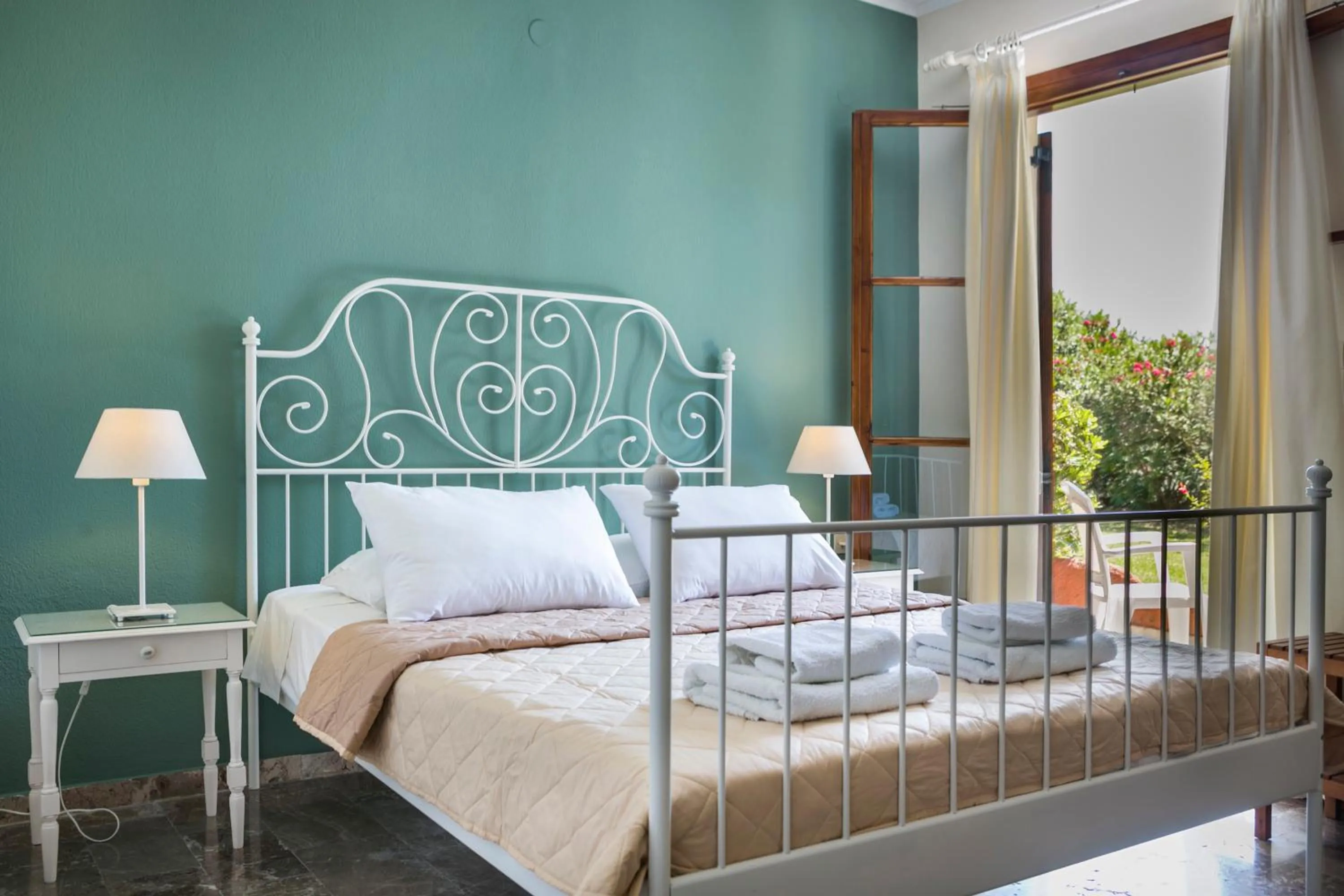 Bedroom, Bed in Dendrolivano