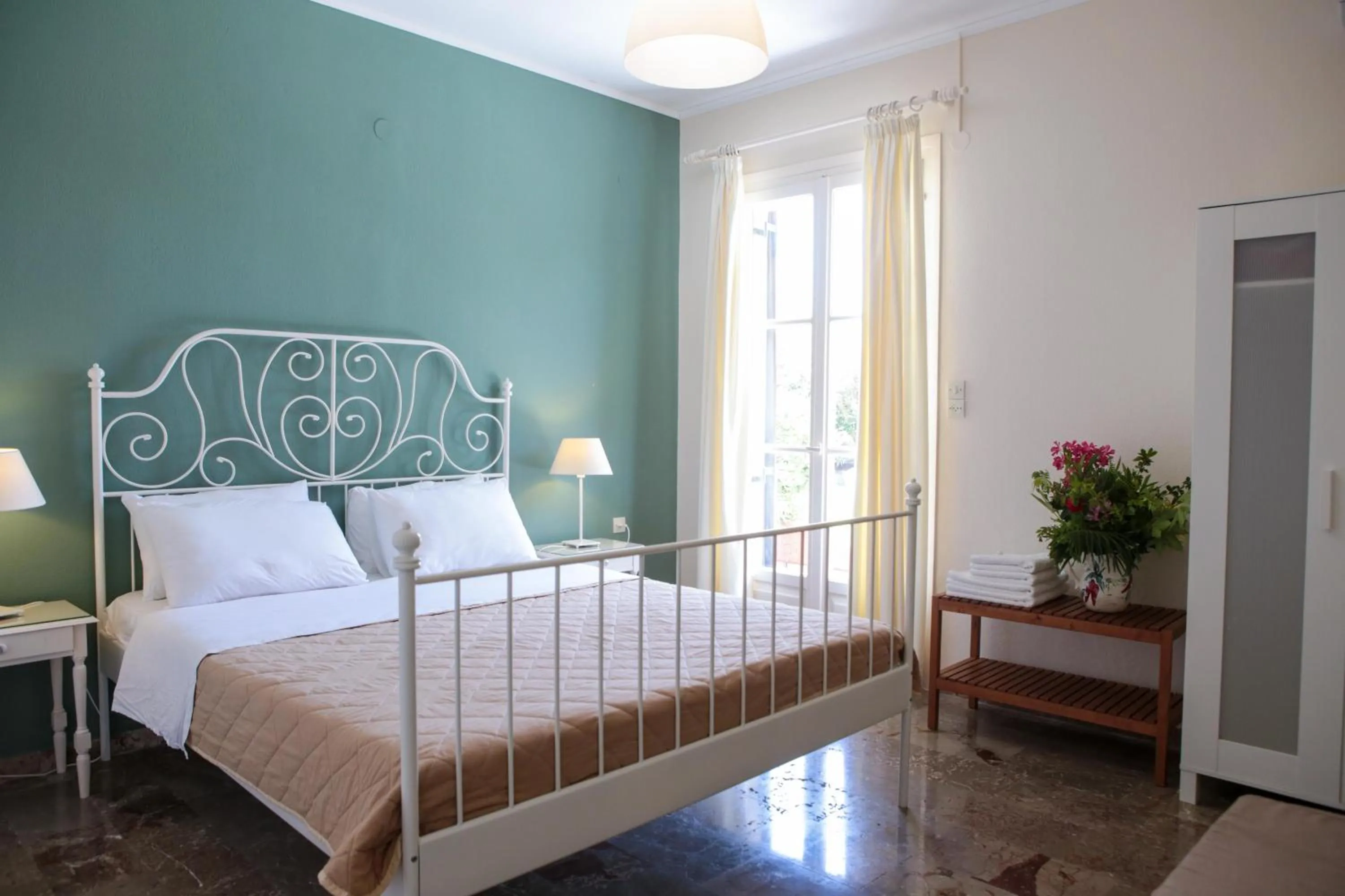 Photo of the whole room, Bed in Dendrolivano