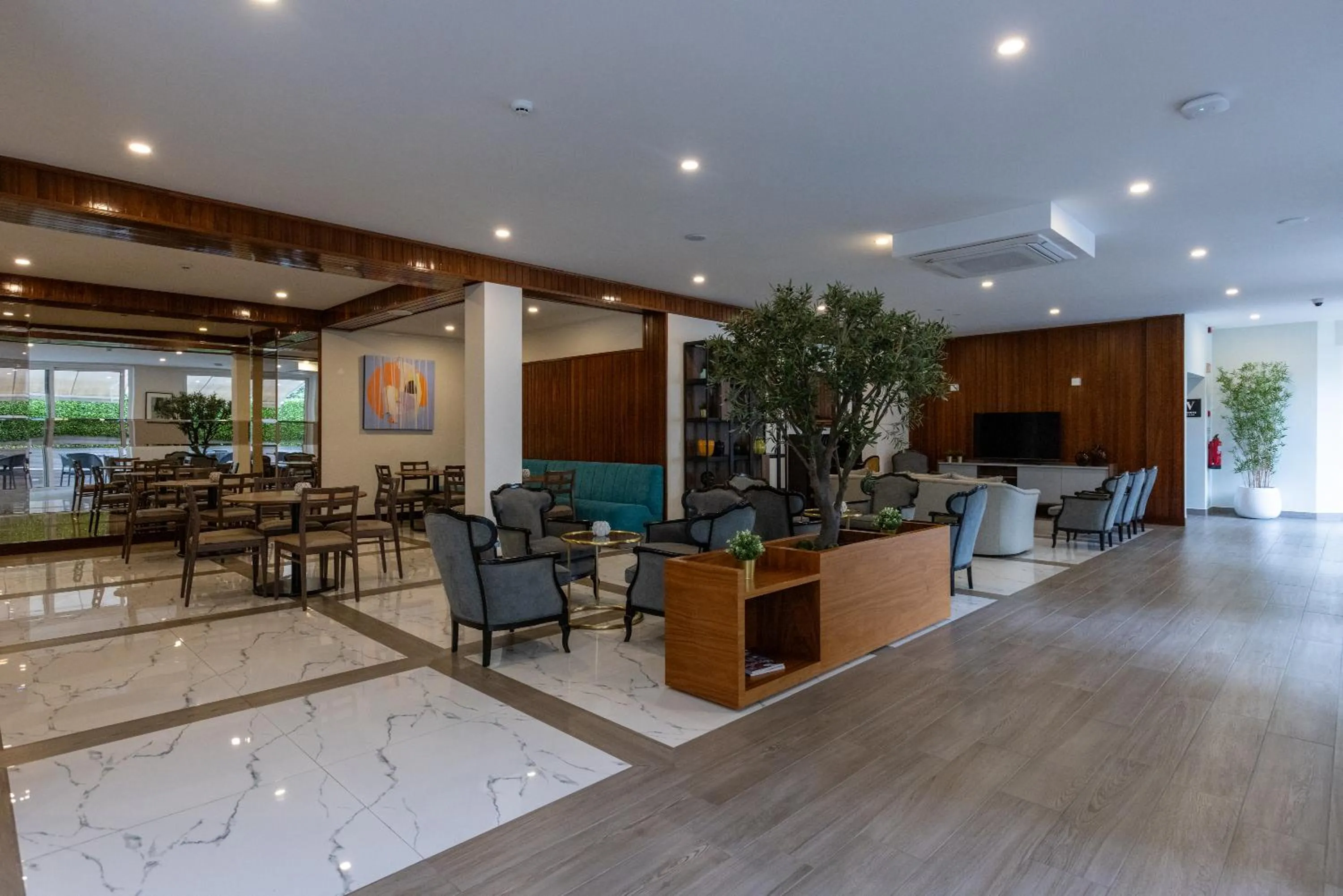 Communal lounge/ TV room in Hotel Afonso V & SPA