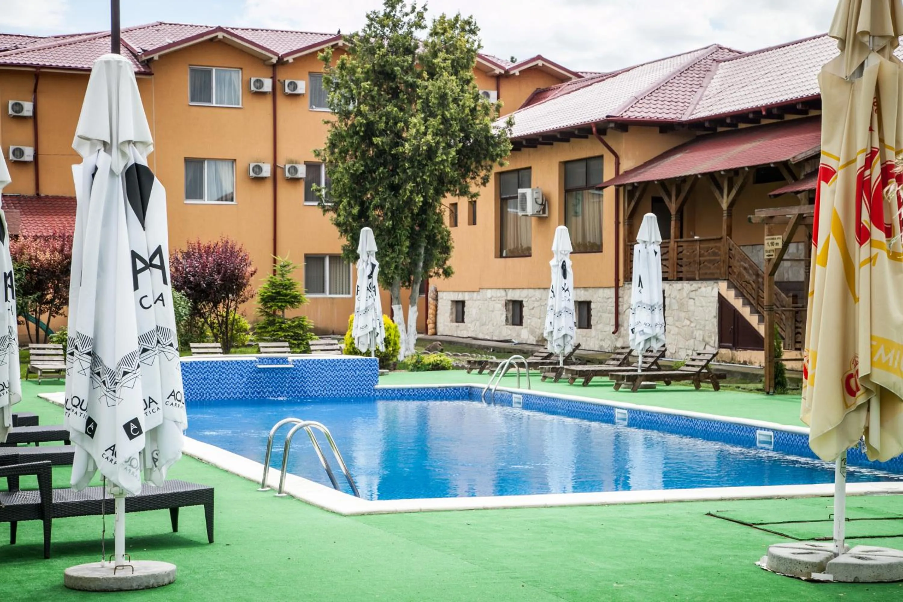 Property building in Hotel Mondial - Baia