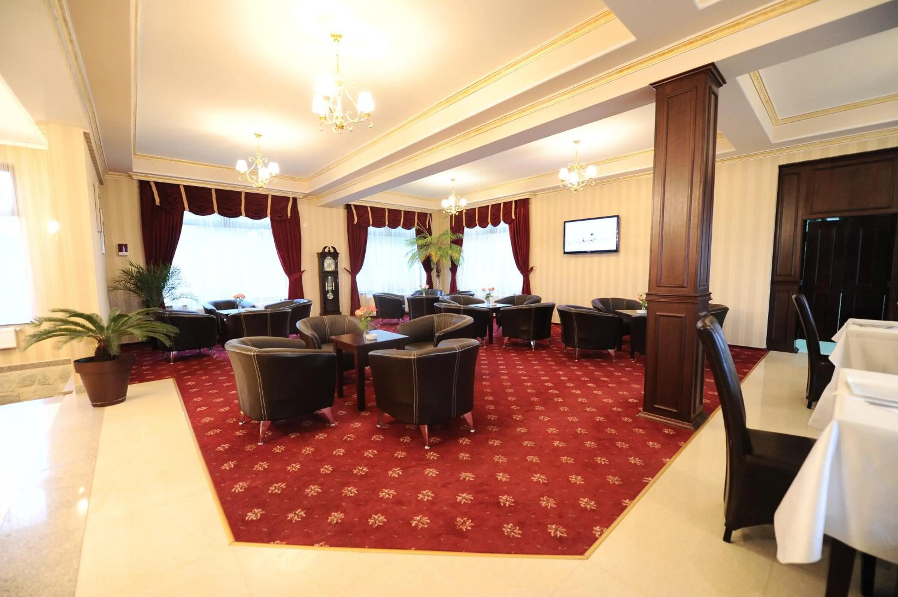 Communal lounge/ TV room in Hotel Mondial - Baia