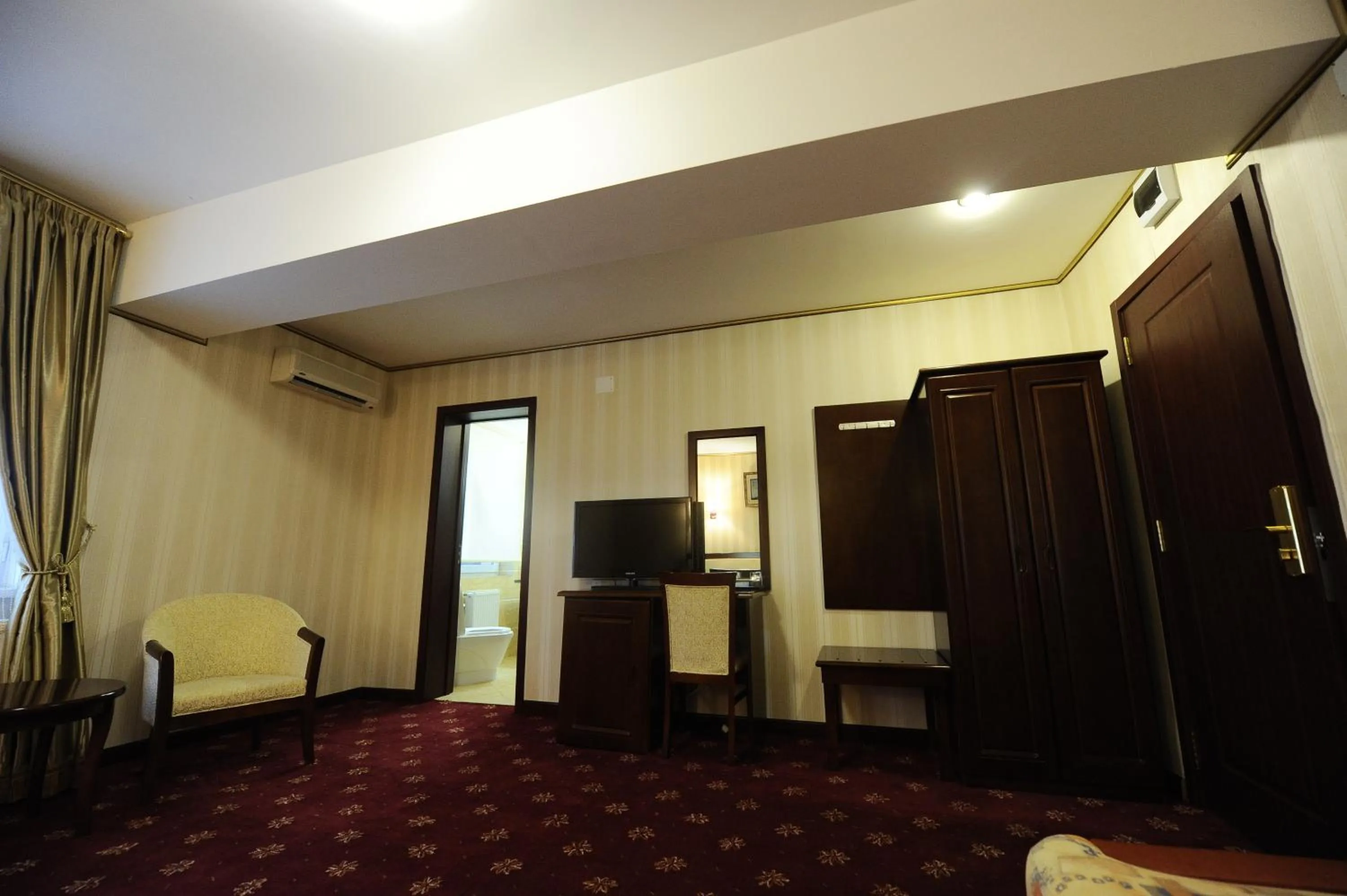 Photo of the whole room in Hotel Mondial - Baia