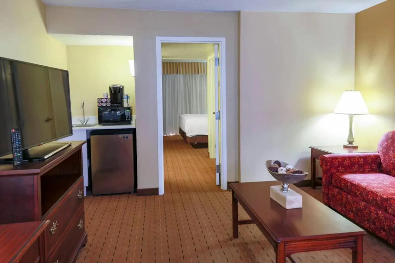 Living room, Bed in MCM Elegante Hotel & Suites Lubbock