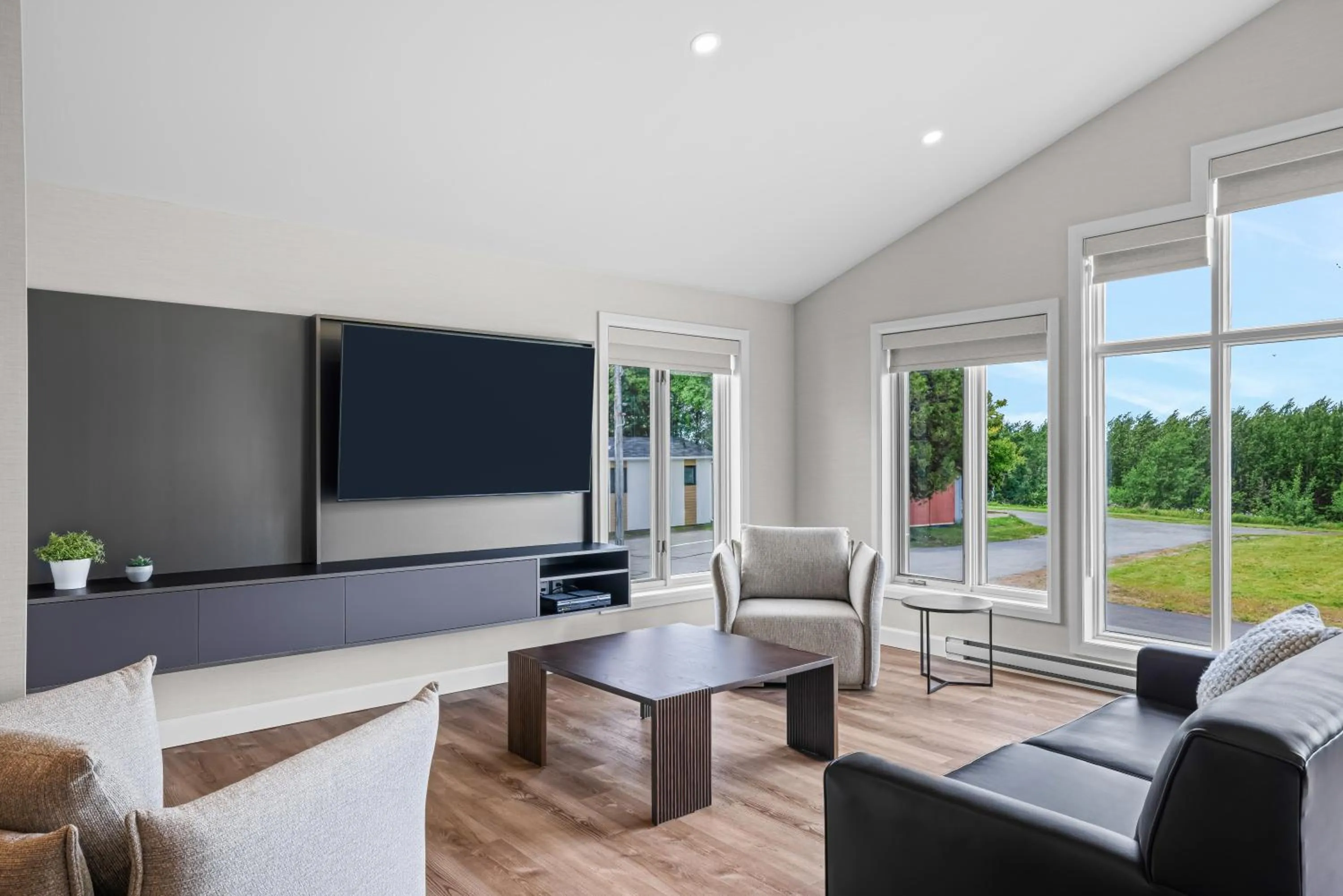 TV and multimedia in Days Inn by Wyndham Riviere-Du-Loup