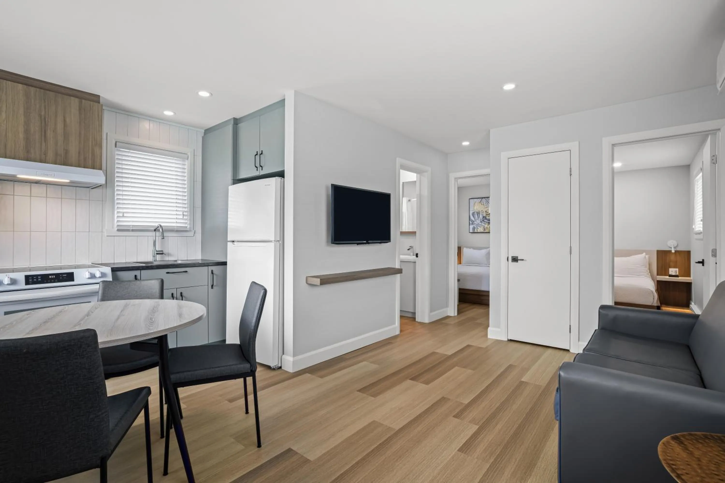 TV and multimedia in Days Inn by Wyndham Riviere-Du-Loup