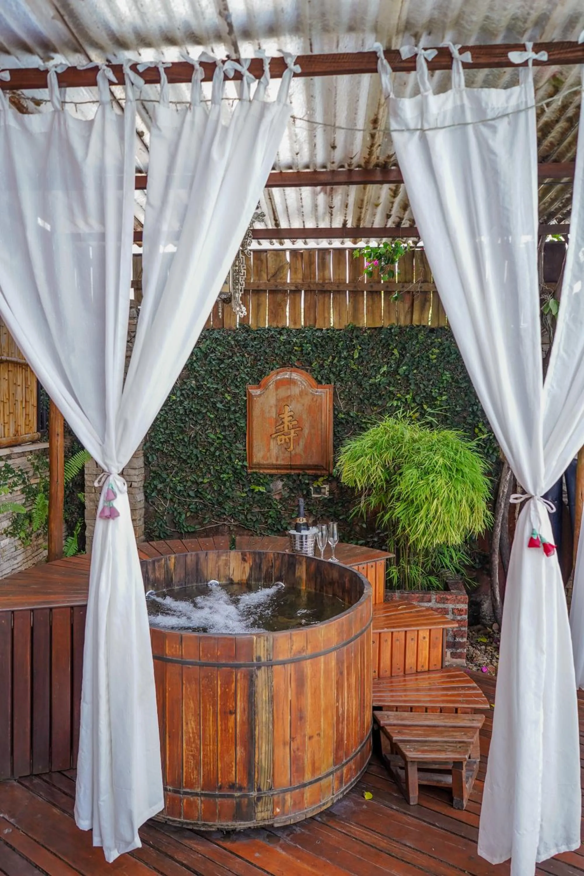 Hot Tub in Pousada Ikabana