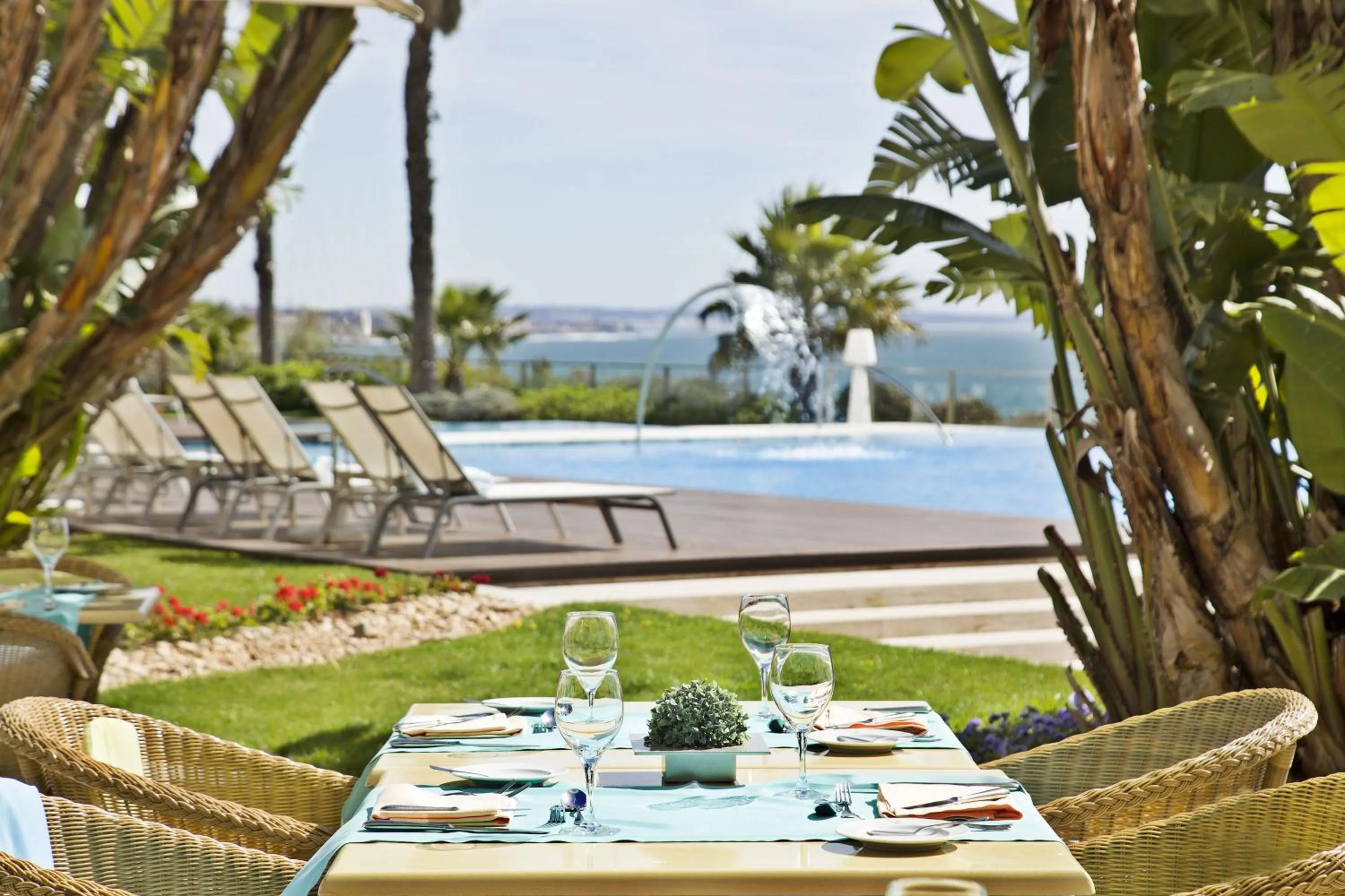 Restaurant/places to eat in Hotel Cascais Miragem Health & Spa