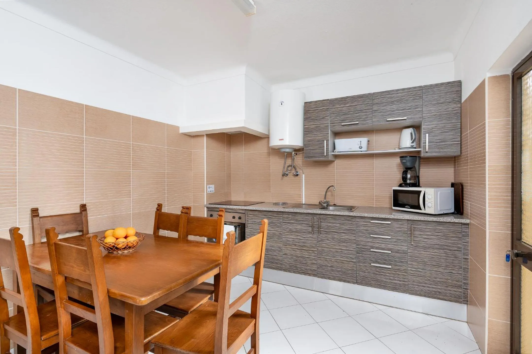Kitchen or kitchenette in Colina Village
