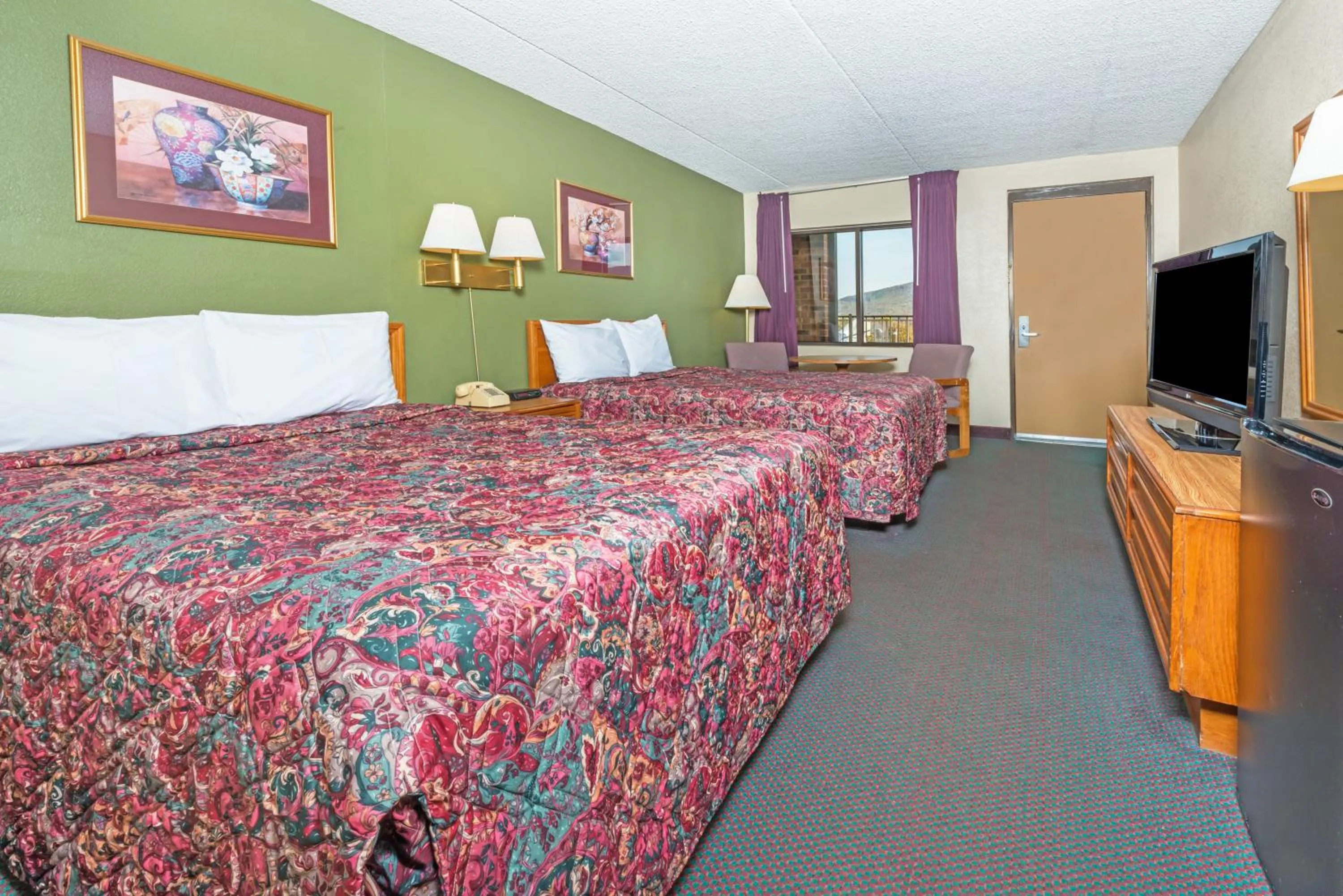 Bed in Days Inn by Wyndham New Market I-81