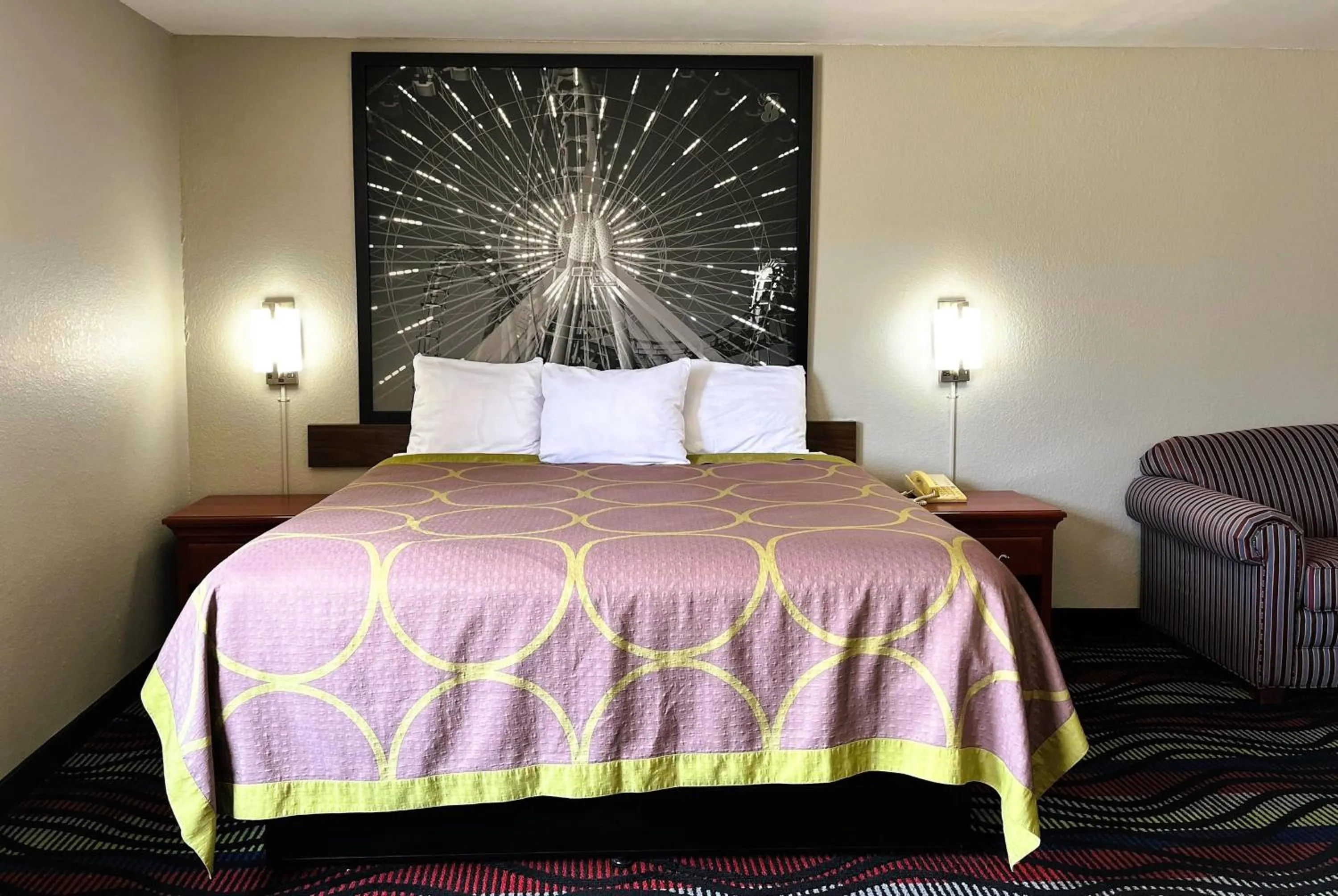 Photo of the whole room, Bed in Super 8 by Wyndham Vincennes