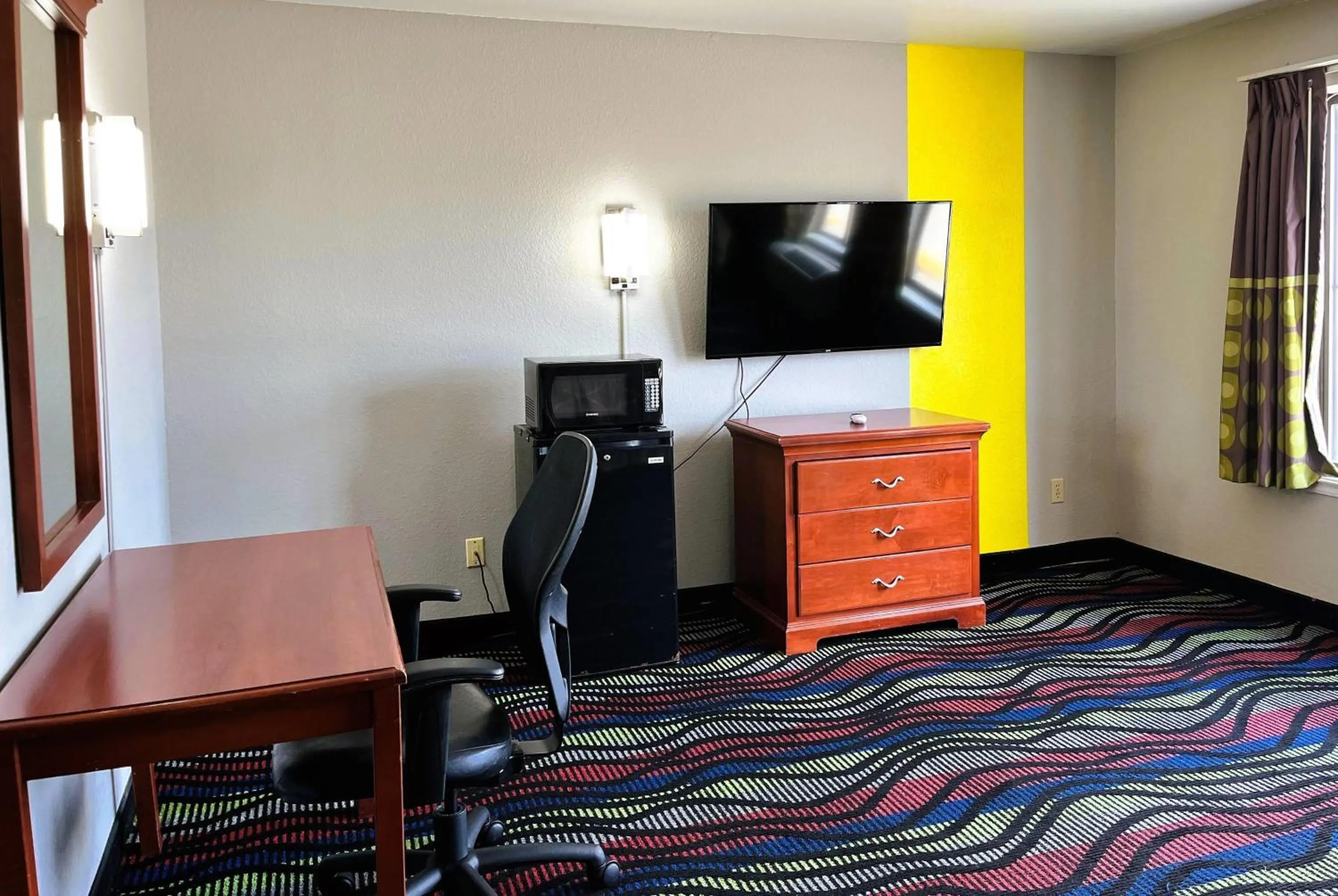 Photo of the whole room in Super 8 by Wyndham Vincennes