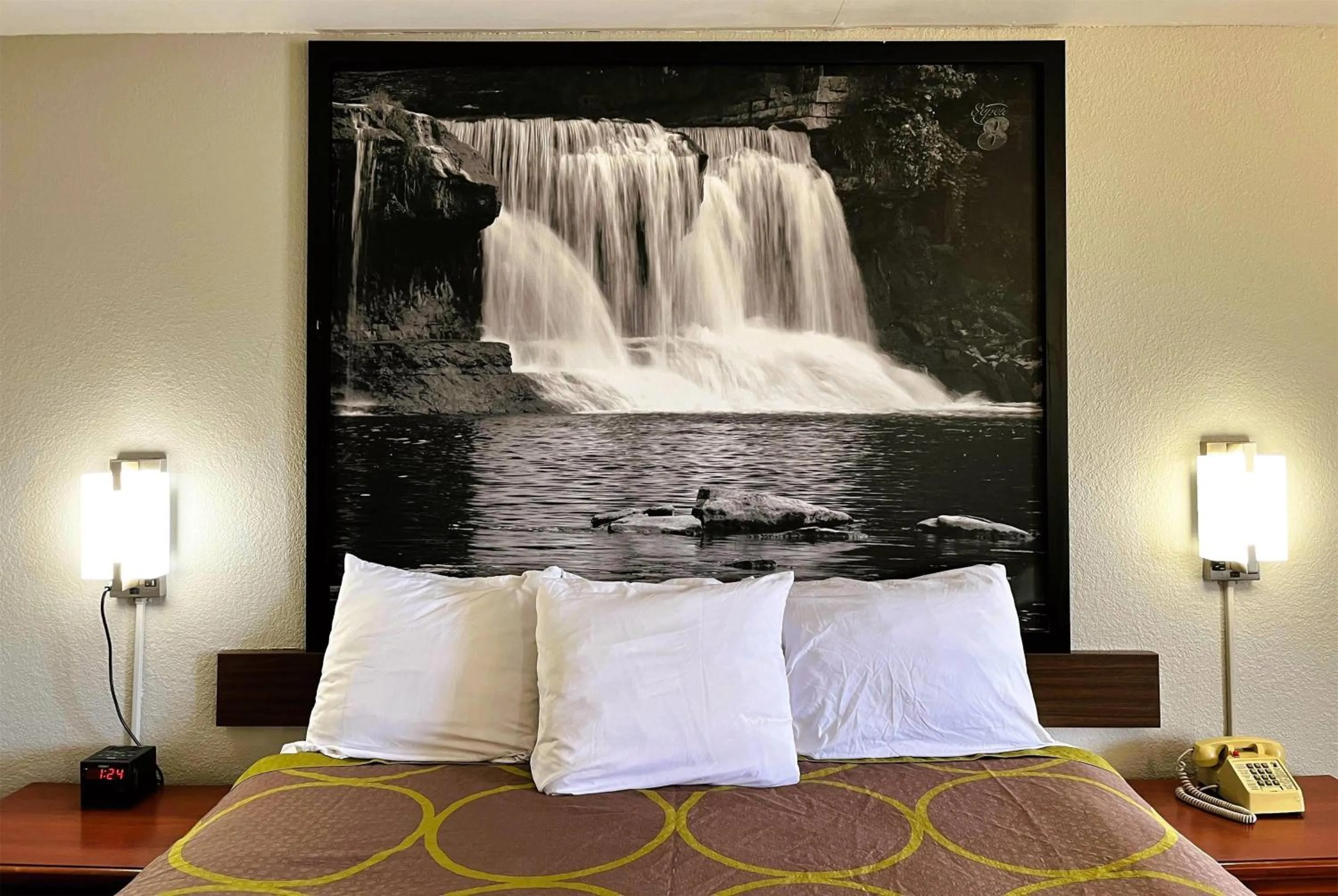 Photo of the whole room, Bed in Super 8 by Wyndham Vincennes