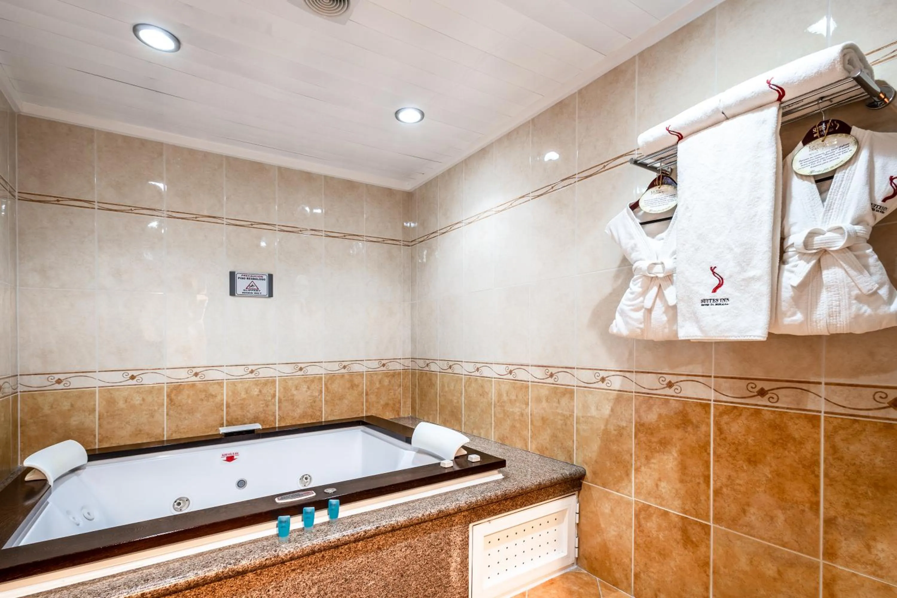 Hot Tub in Suites Inn la Muralla Hotel & Spa