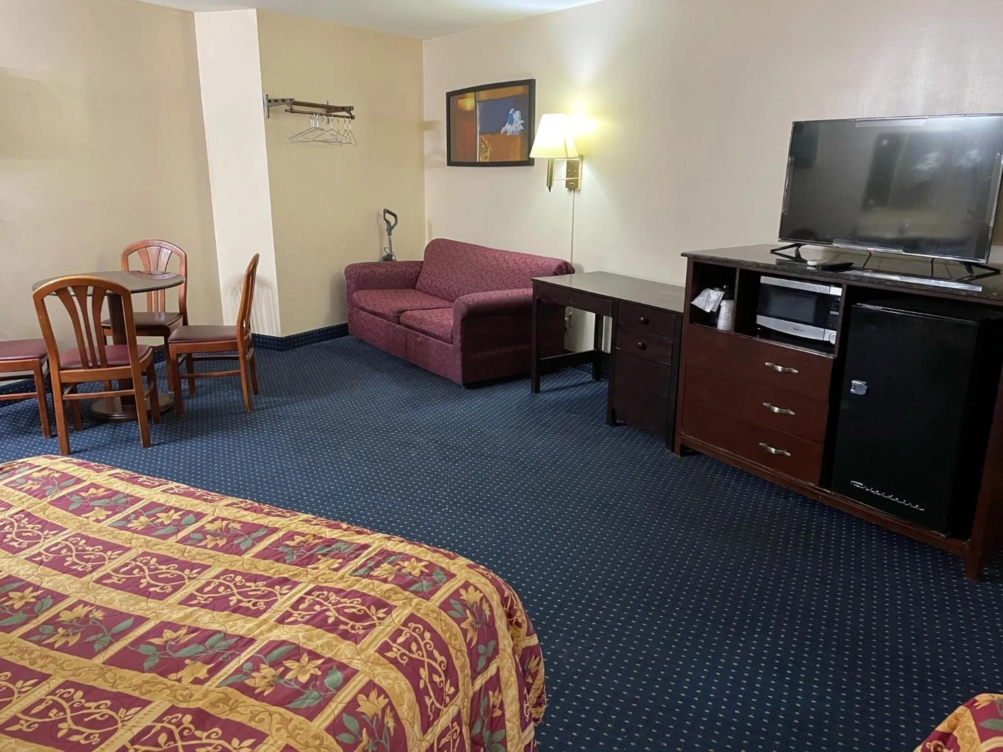 Bed in American Inn and Suites