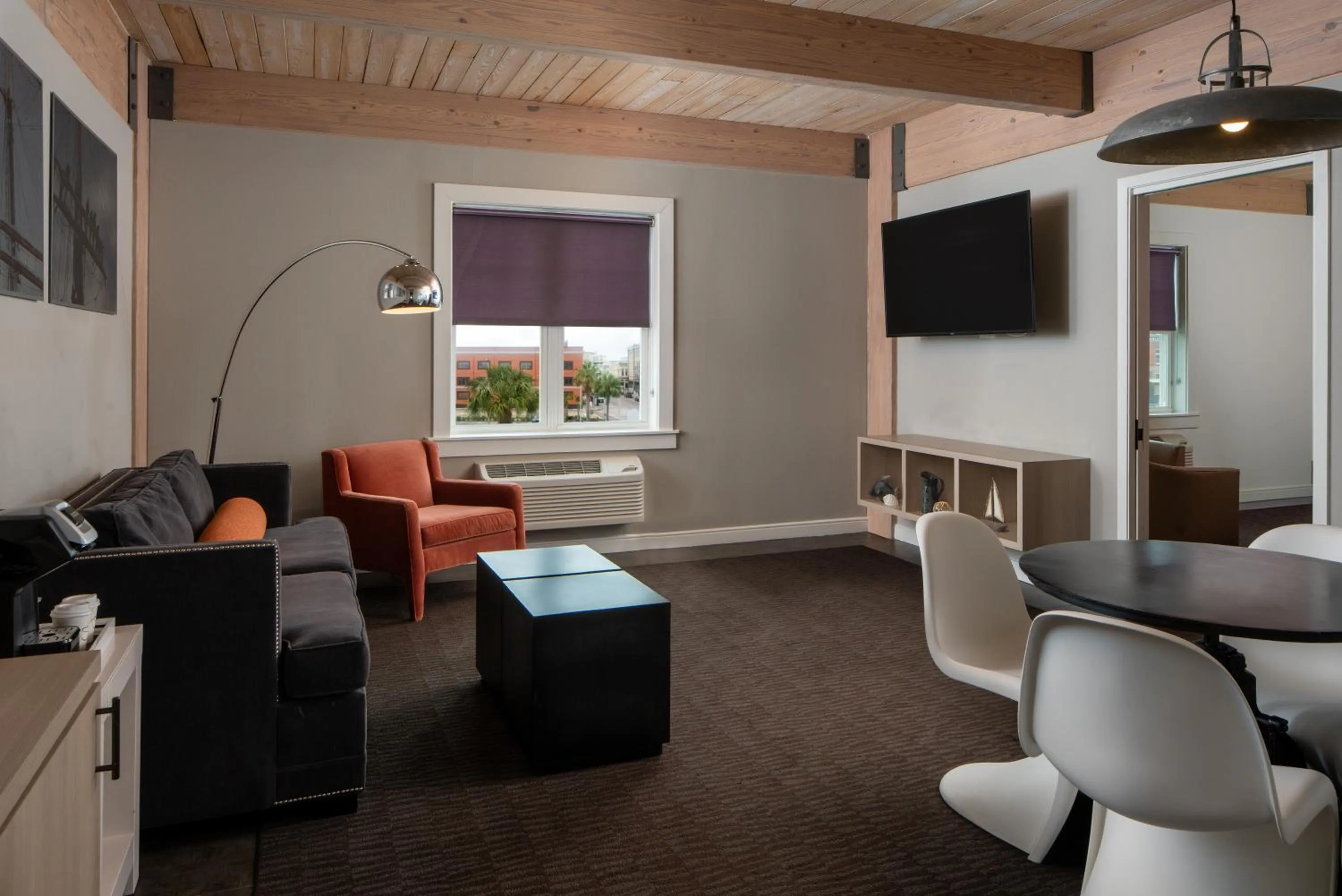 Living room in Harbor House Hotel and Marina at Pier 21