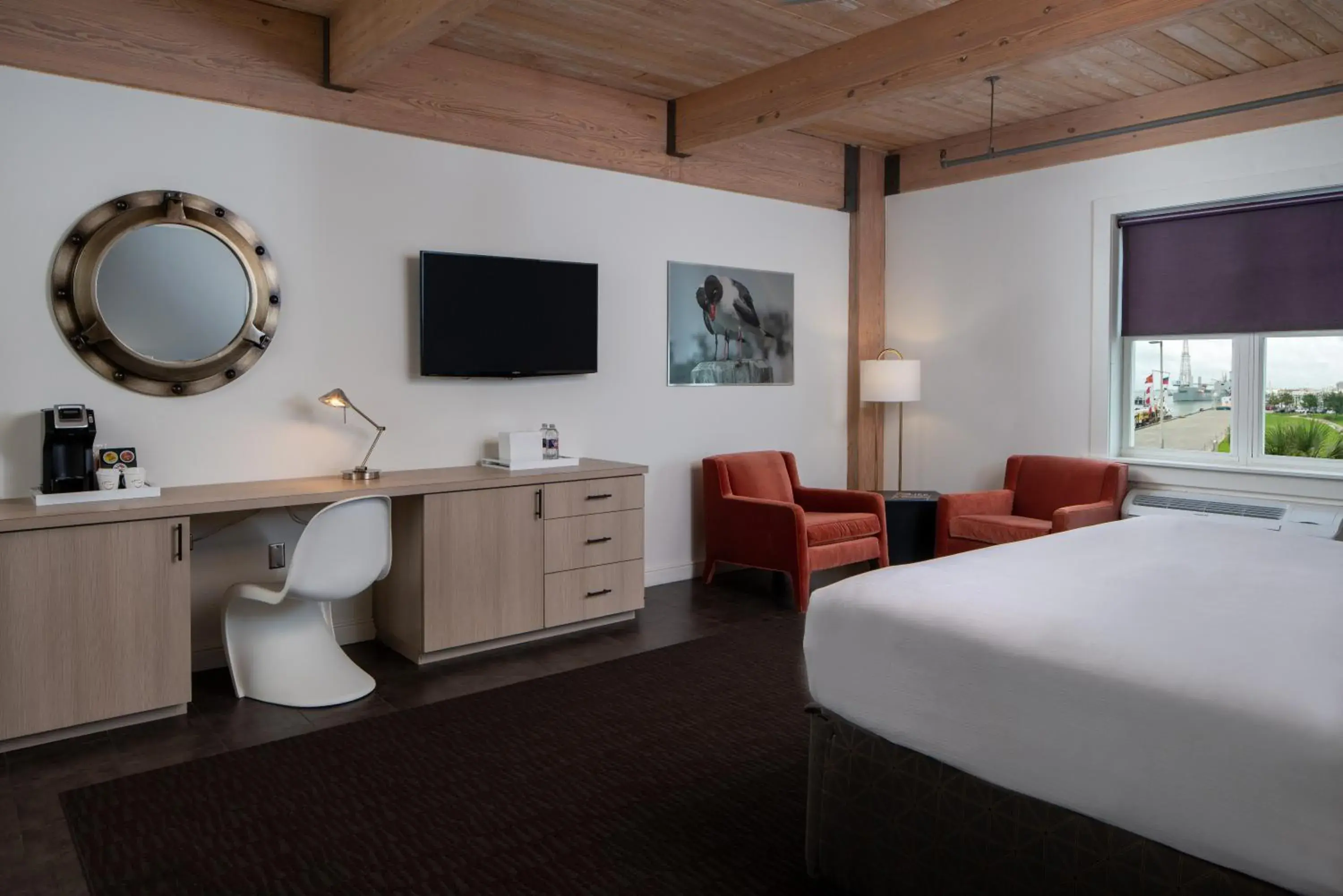 King Room - single occupancy in Harbor House Hotel and Marina at Pier 21 King Room - single occupancy in Harbor House Hotel and Marina at Pier 21