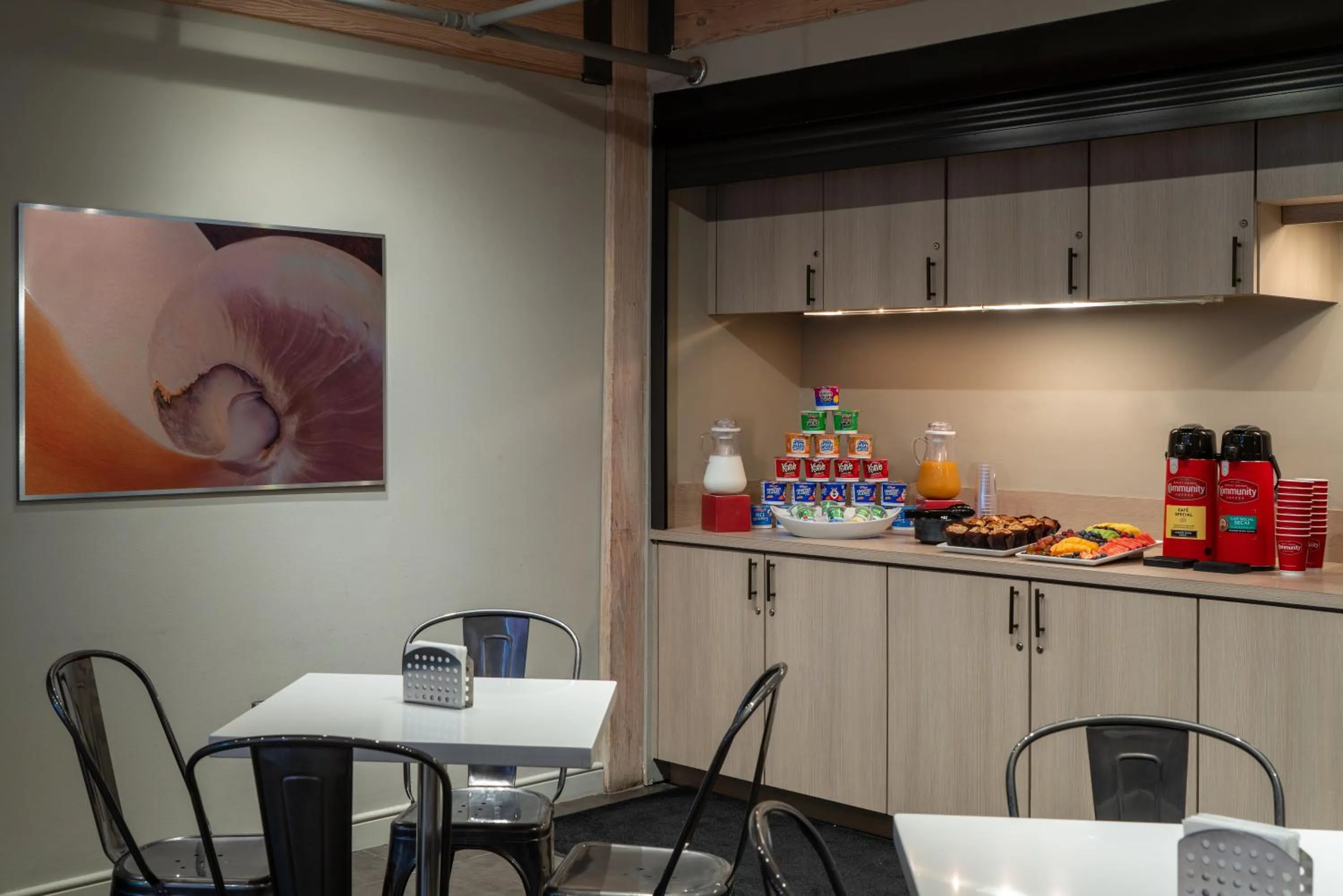 Dining area in Harbor House Hotel and Marina at Pier 21