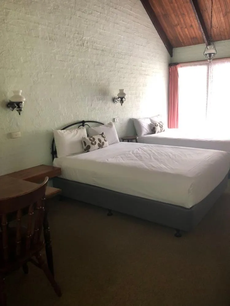 Photo of the whole room in Olde Horsham Motor Inn