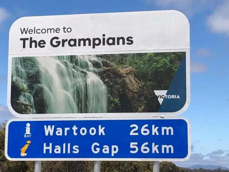 Neighbourhood, Logo/Certificate/Sign/Award in Olde Horsham Motor Inn