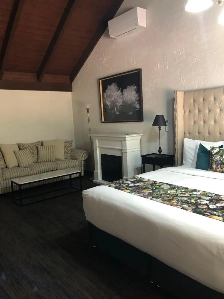 Living room in Olde Horsham Motor Inn