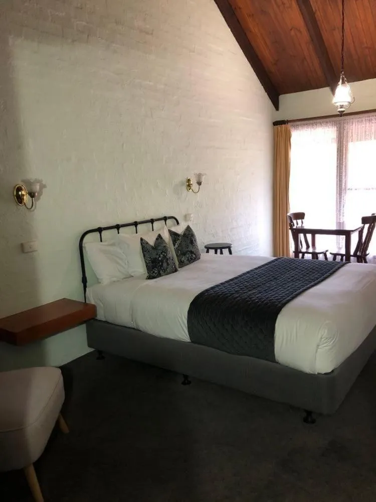 Photo of the whole room in Olde Horsham Motor Inn