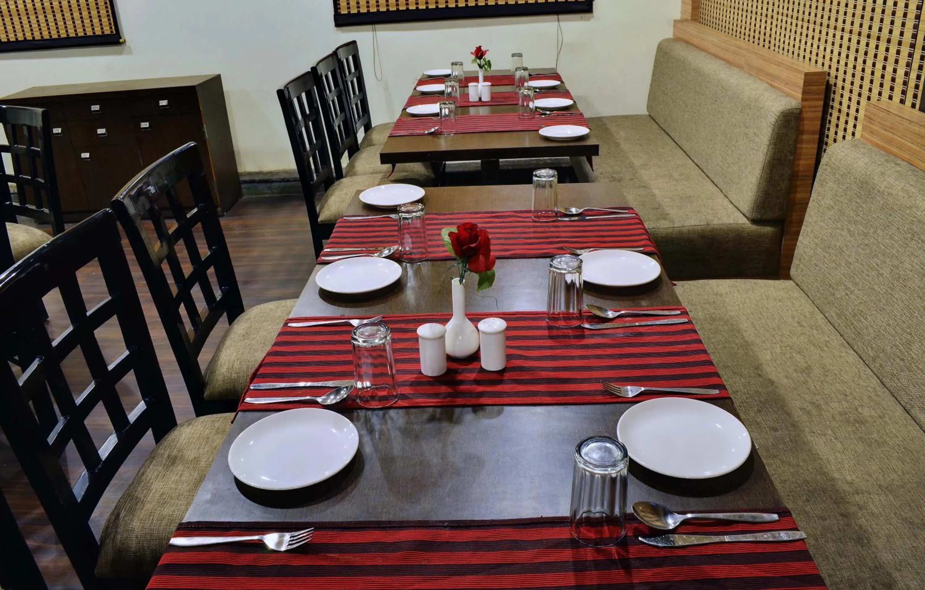 Restaurant/places to eat in Regal Hotel