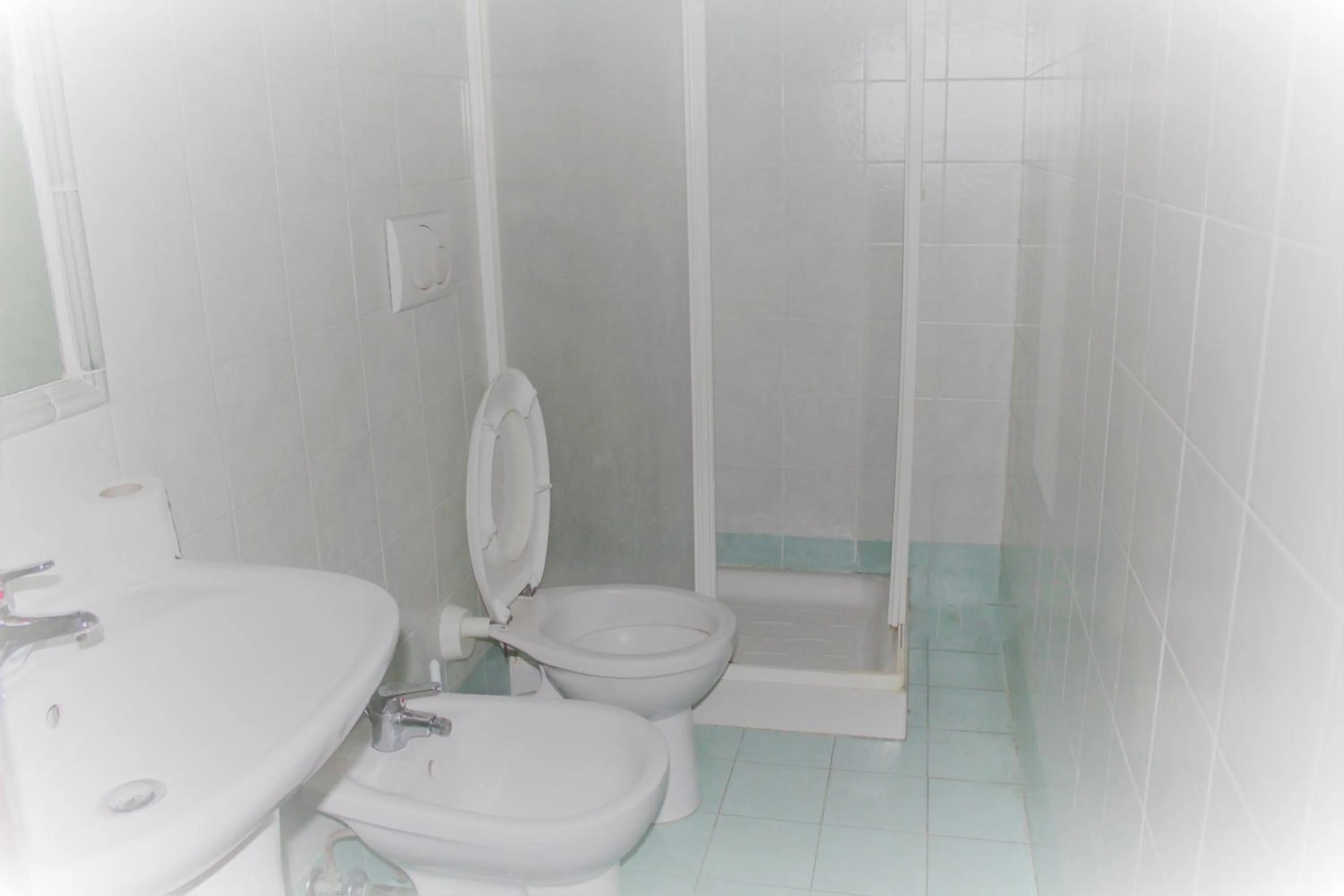 Shower in Hotel Moon Light