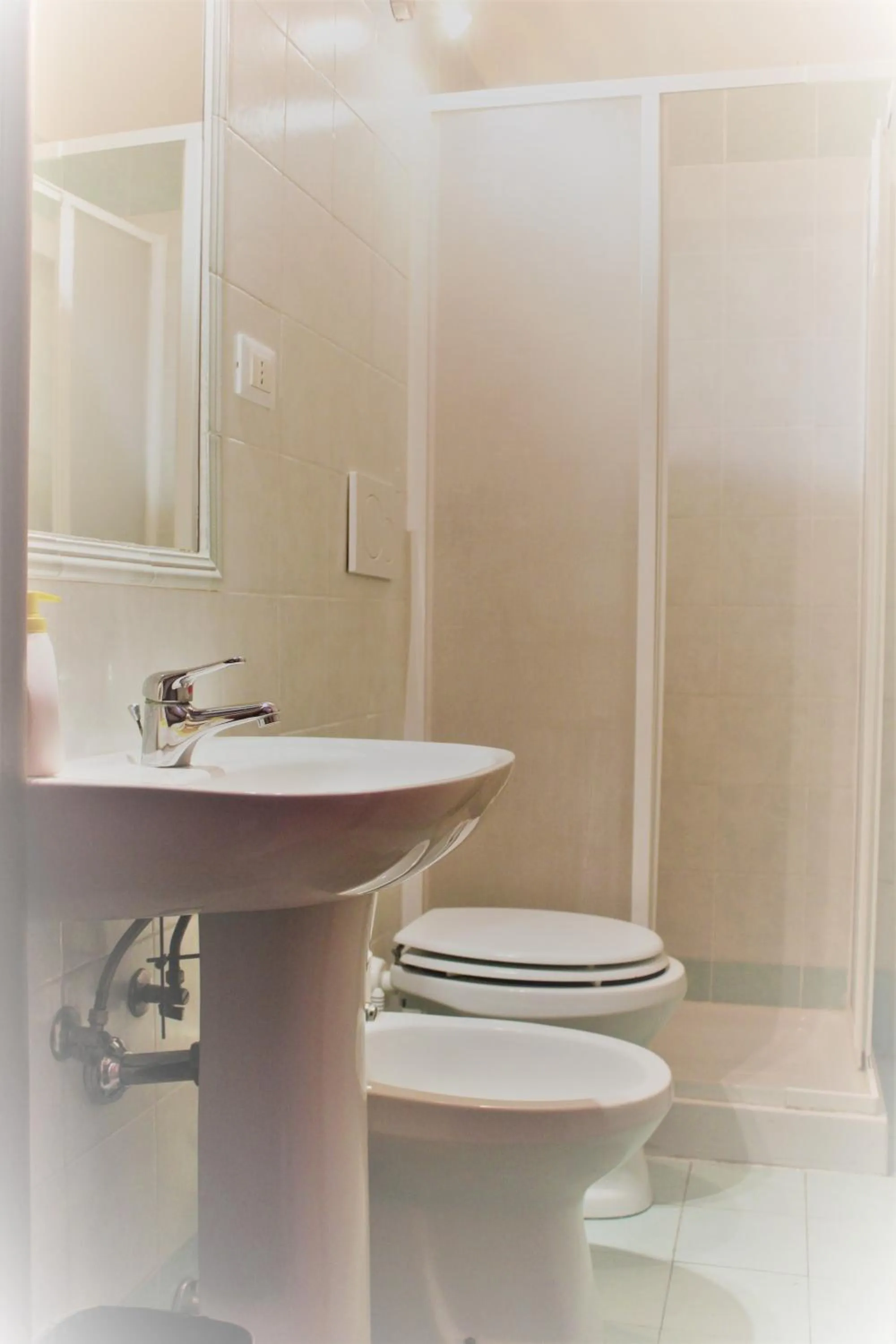 Shower in Hotel Moon Light