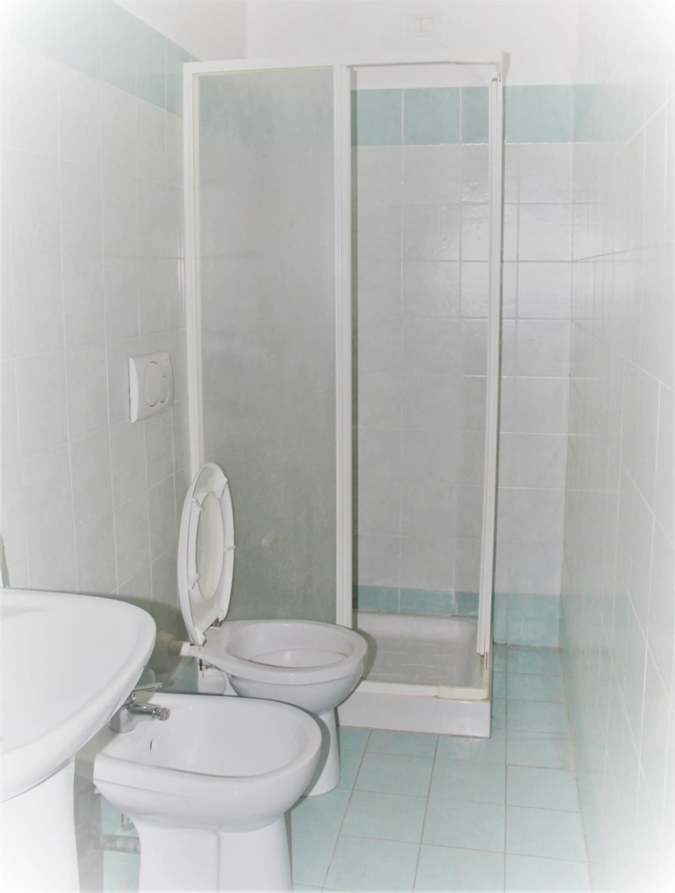 Shower in Hotel Moon Light