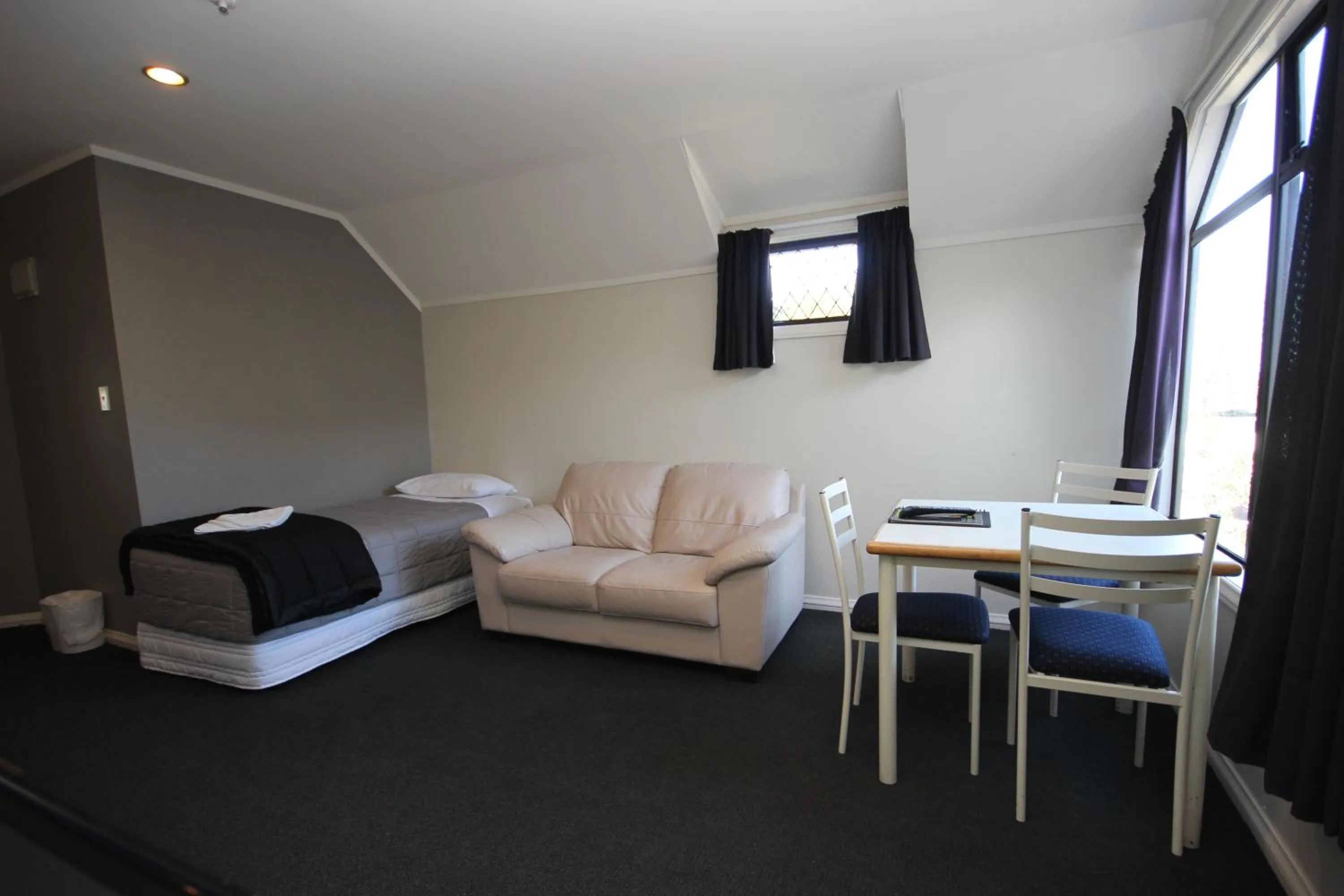 Living room in Champers Motor Inn