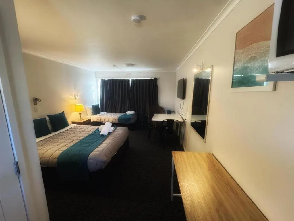 Bed in Champers Motor Inn