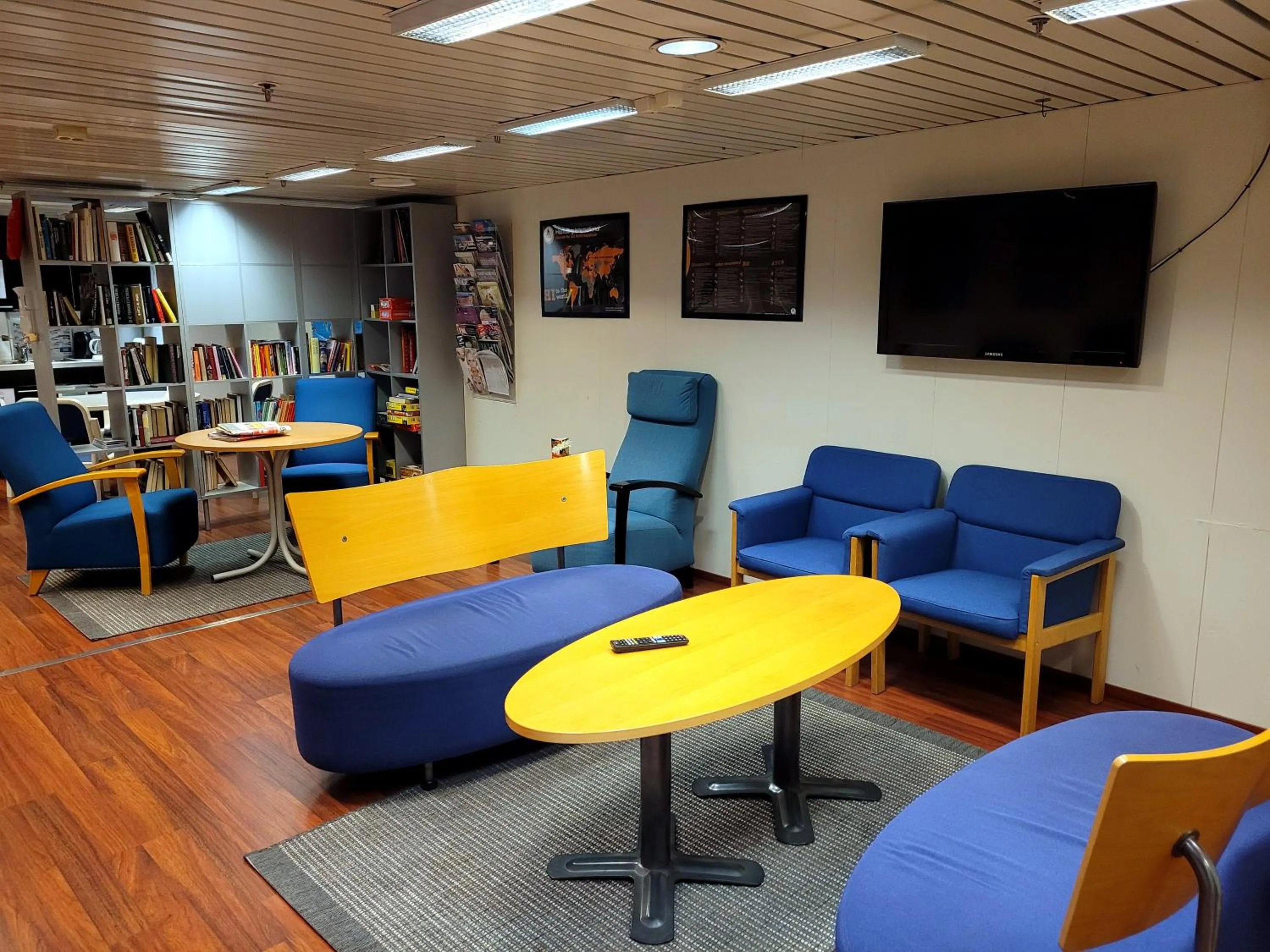 Communal lounge/ TV room in Laivahostel S/S Bore