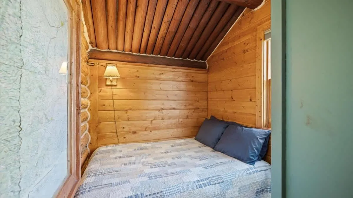 Bed in Rendezvous Lodge