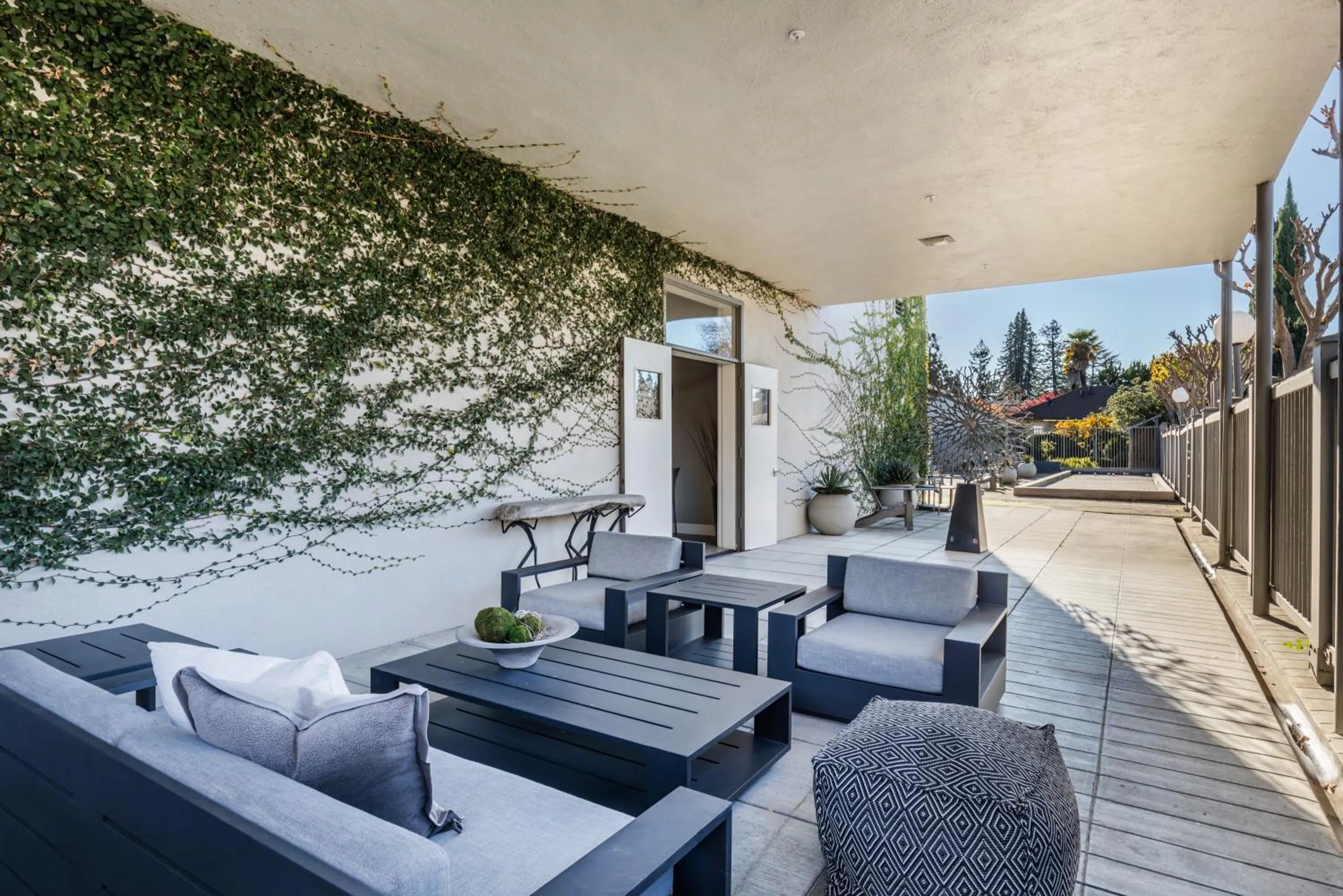 Inner courtyard view in R Inn Napa