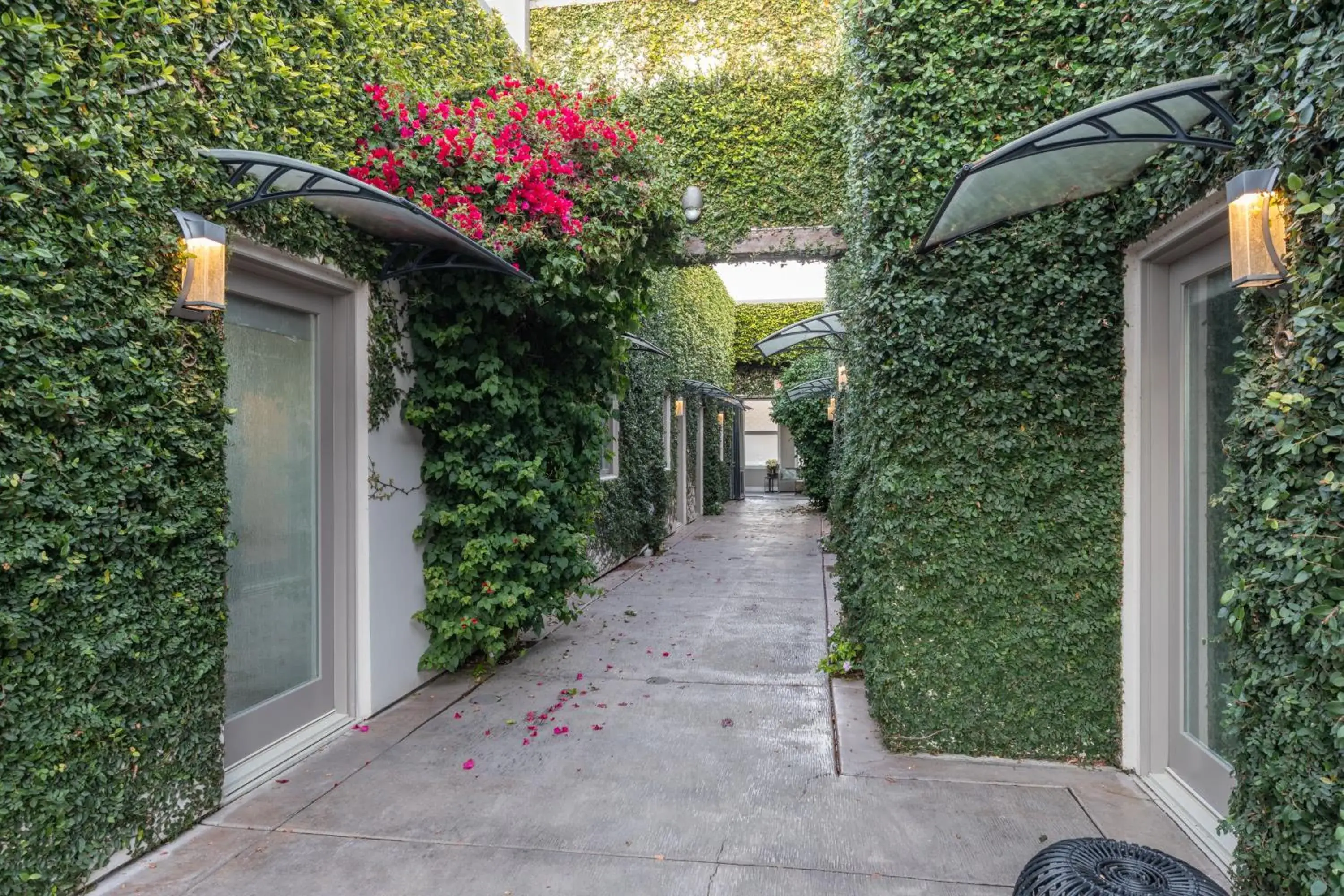 Deluxe Courtyard Queen Room with Window in R Inn Napa Deluxe Courtyard Queen Room with Window in R Inn Napa