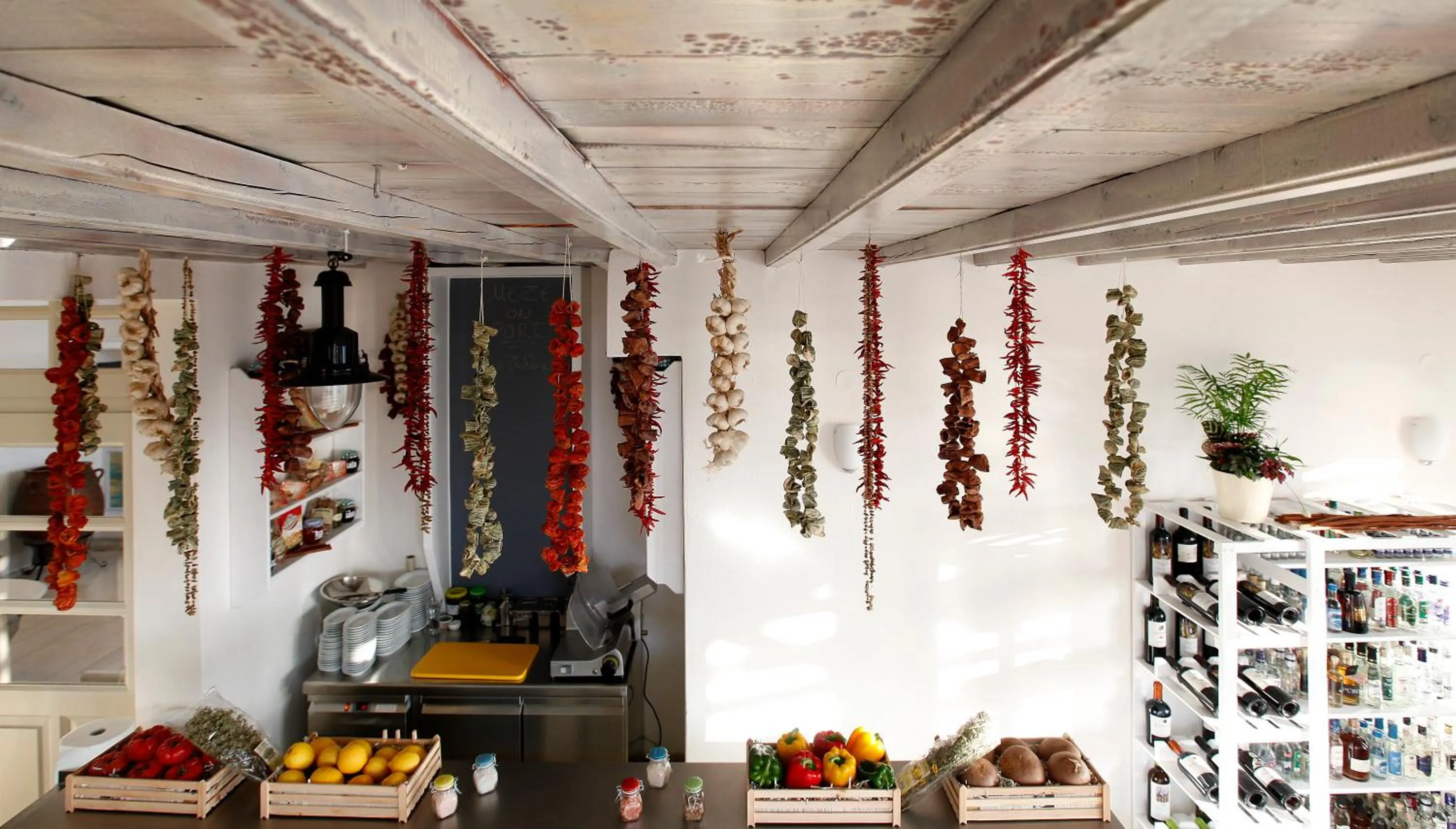 Restaurant/places to eat in Olia Hotel