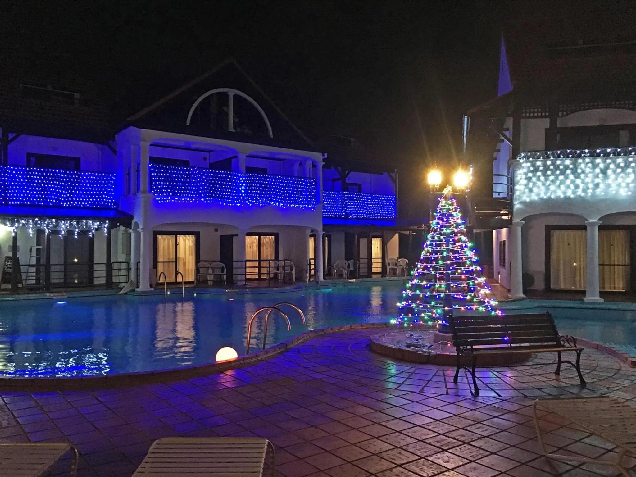 Winter in The Pool Resort Villa Hasta Manana