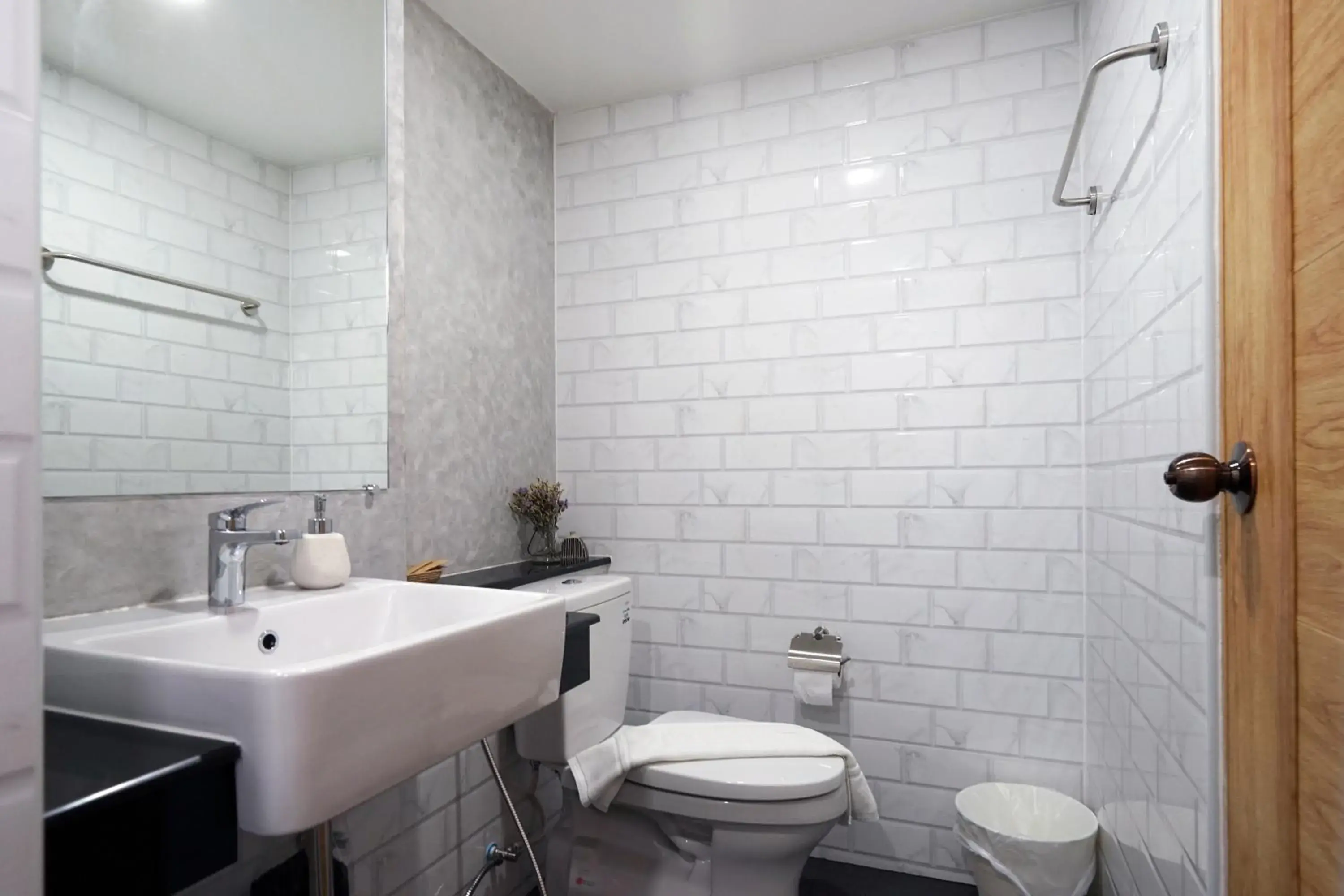 Queen Room with Balcony in Luck Esan Loft Queen Room with Balcony in Luck Esan Loft