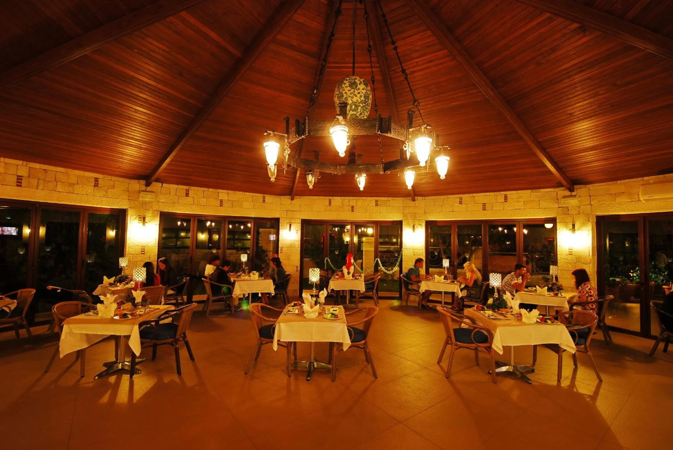 Restaurant/places to eat in Grand Pasa Hotel